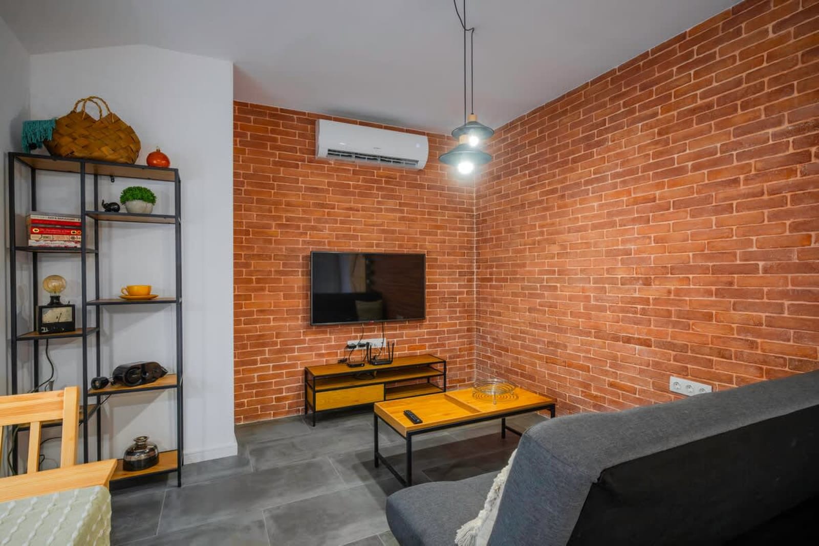 Brick Haven: Contemporary Urban Living Redefined - Photo 10