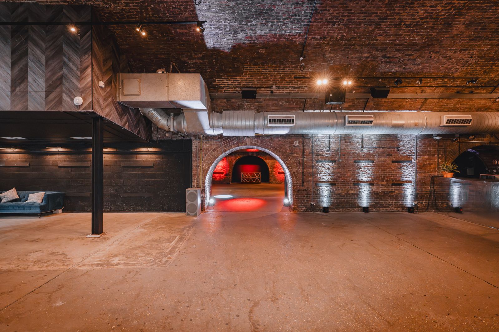 Three Railway Arch Industrial Venue with a Courtyard in Shoreditch - Photo 9