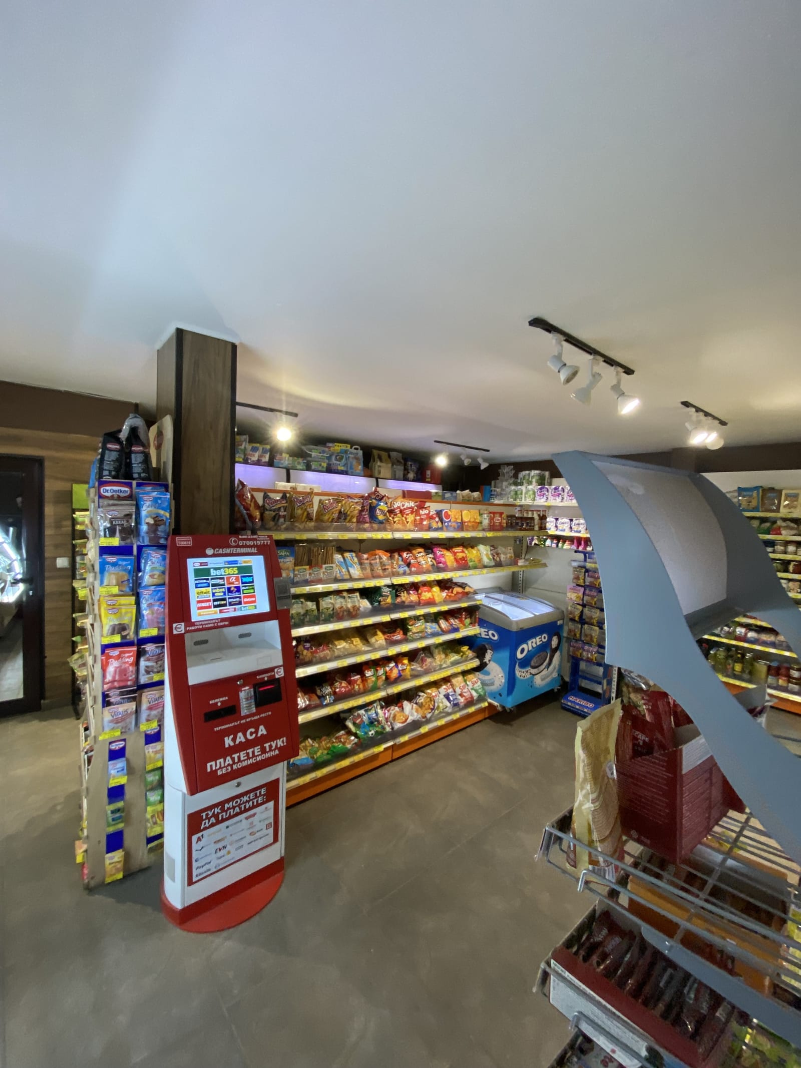 Residential Area Supermarket - Photo 2