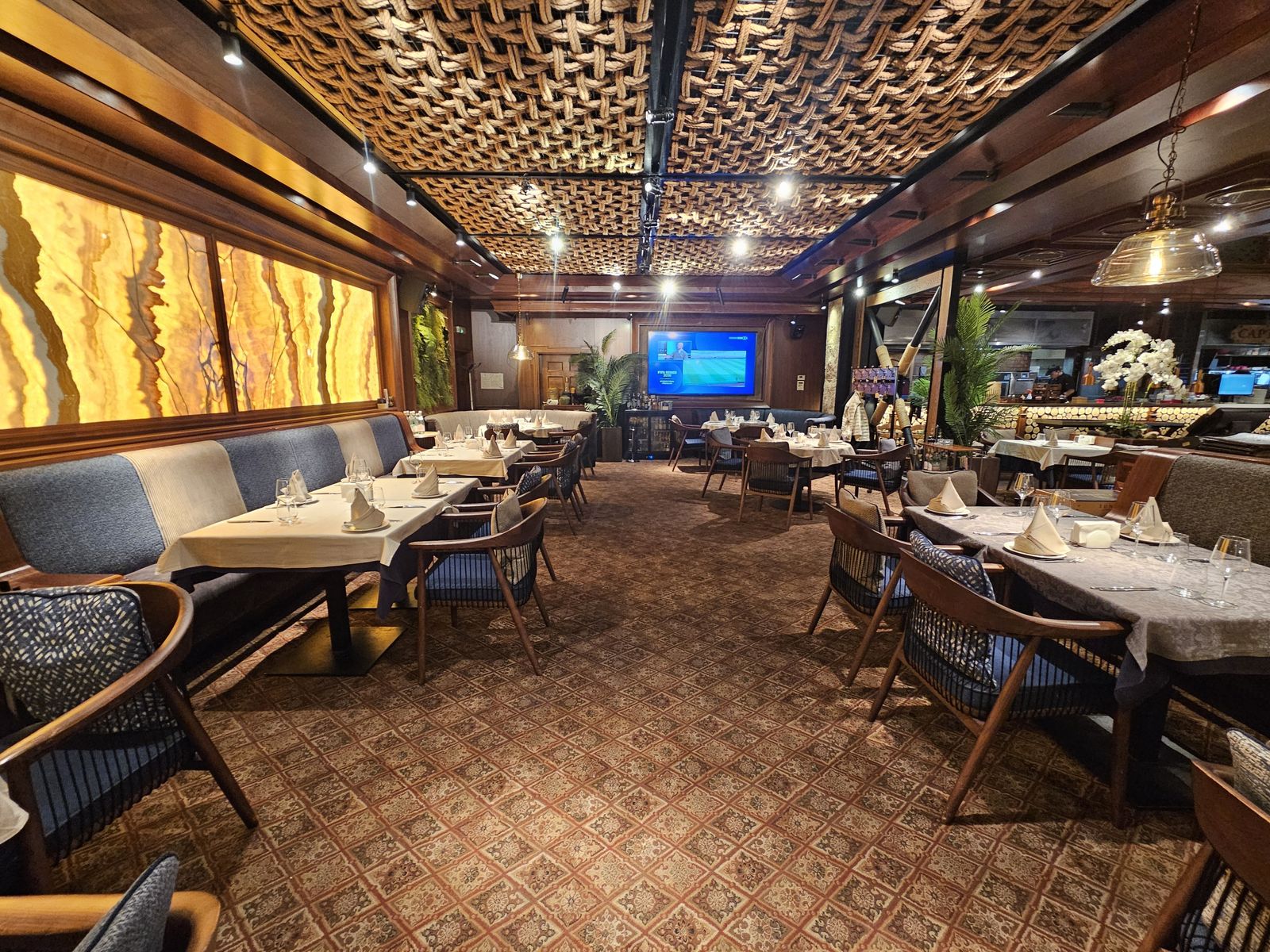 Adventurous High-luxury Restaurant in Sofia - Photo 13