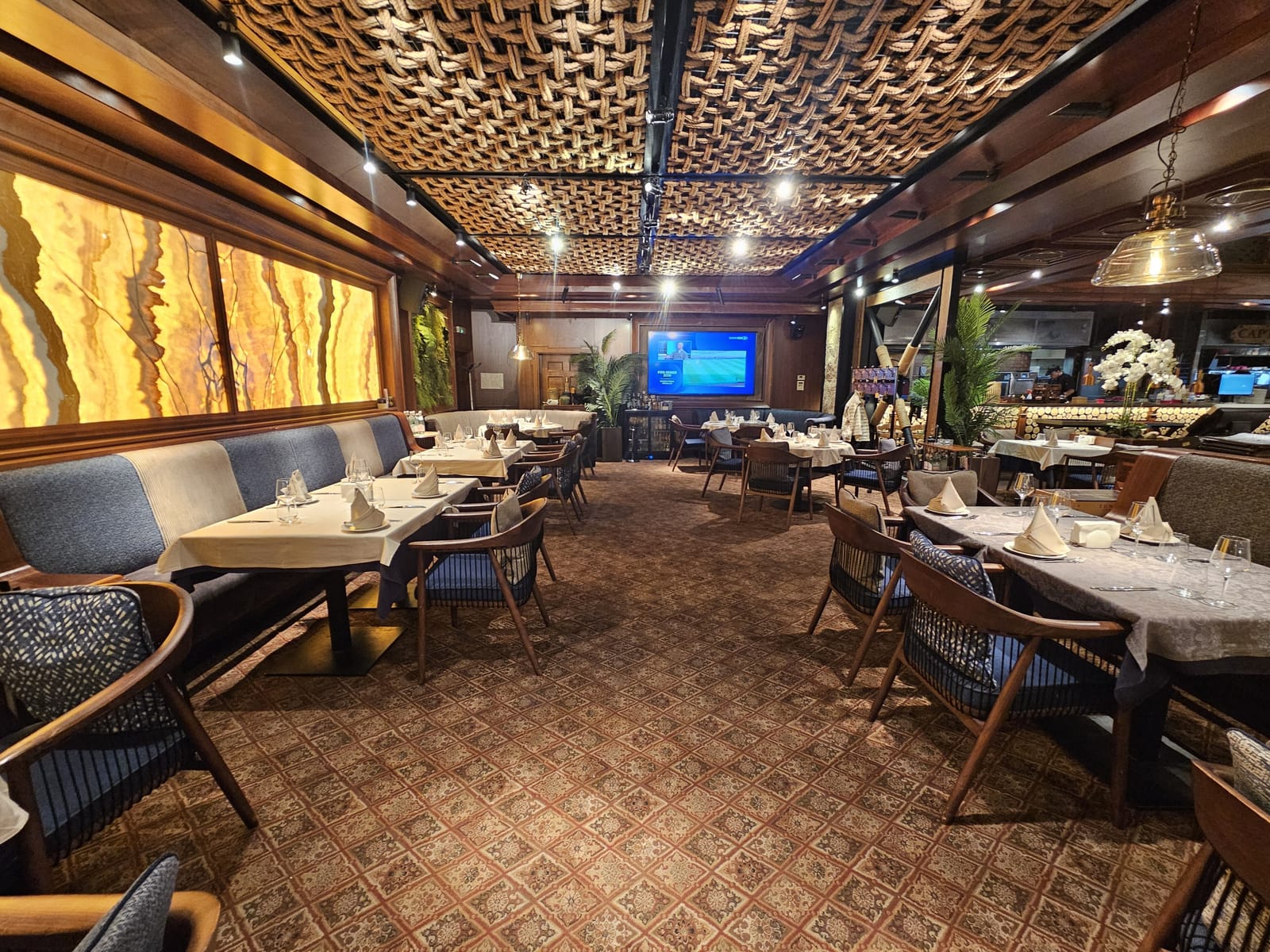 Adventurous High-luxury Restaurant in Sofia - Photo 13