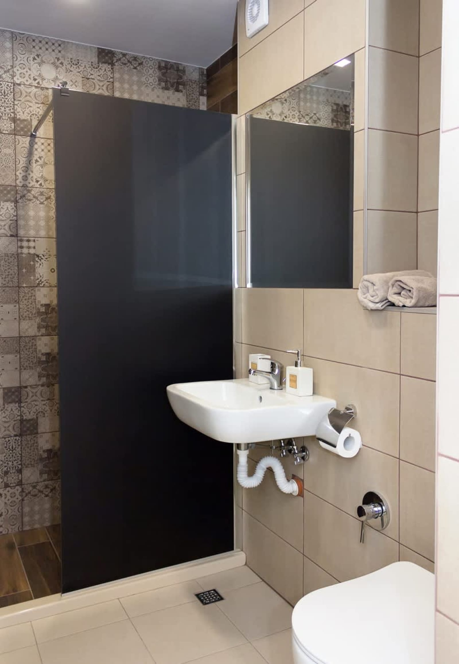 Sunny Blue  One-Bedroom Flat with Balcony - Photo 24