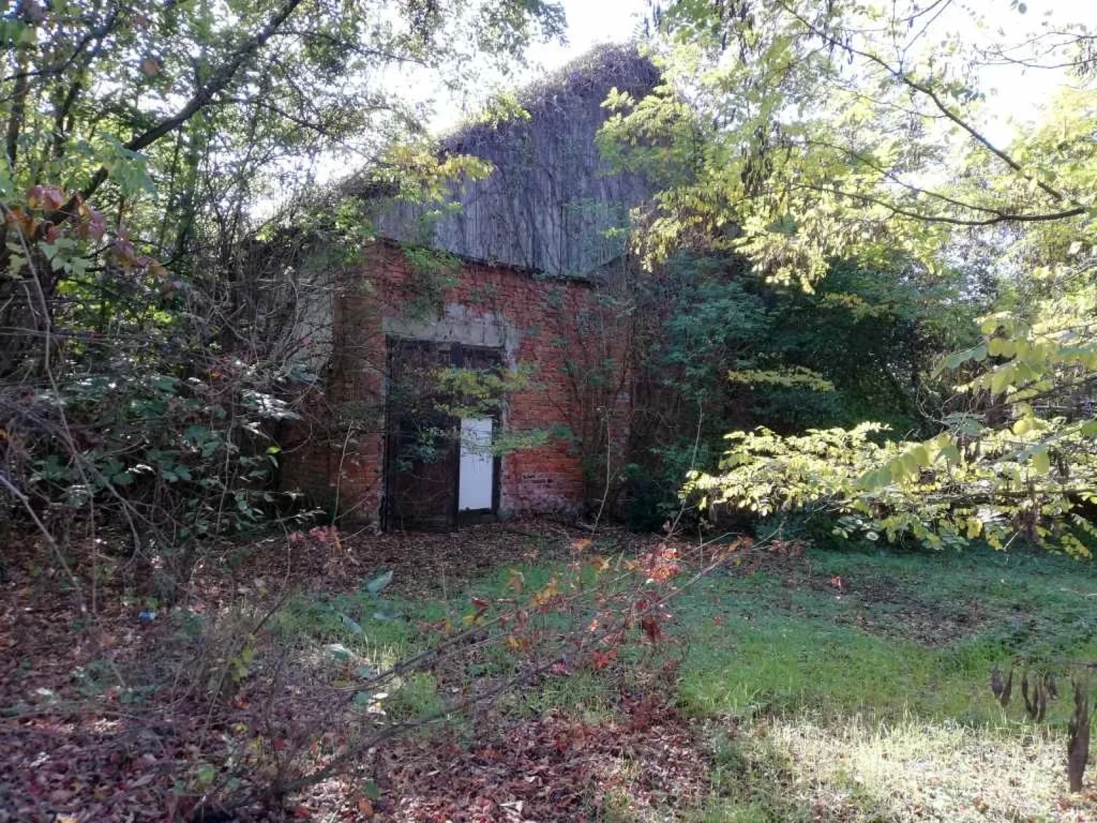 Beautiful Abandoned Factory - Photo 26