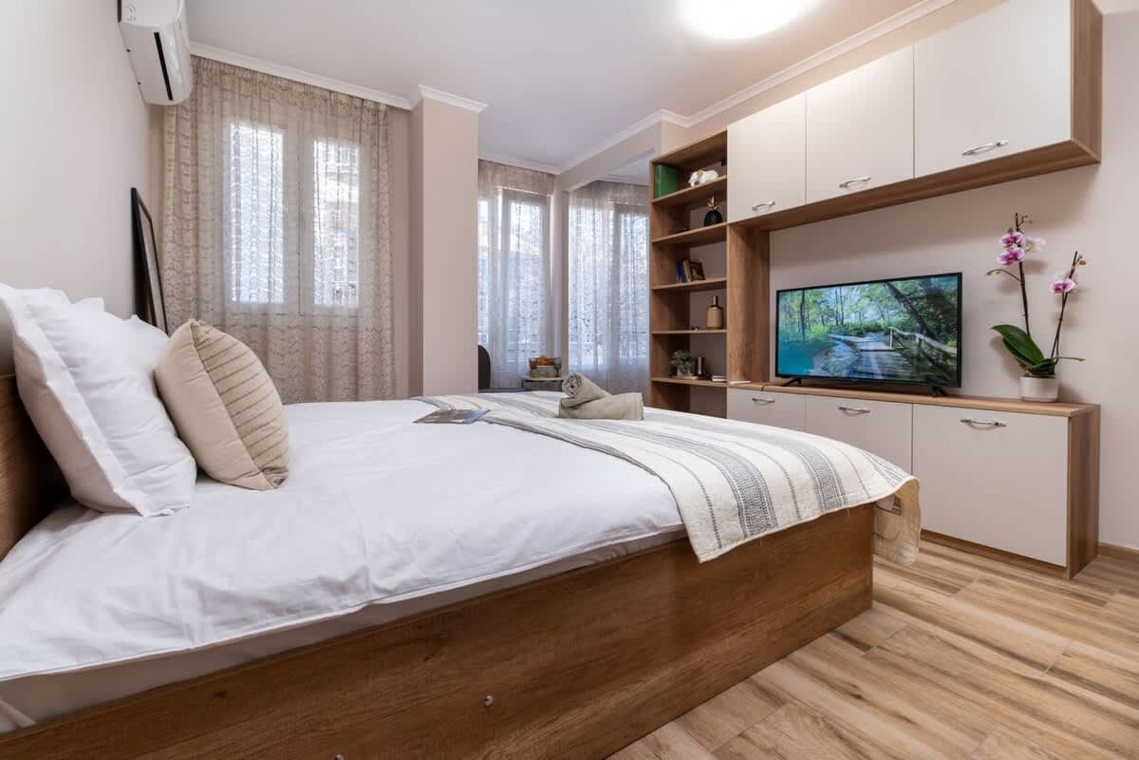 City Center Perfect: Studio Apartment - Cover Photo