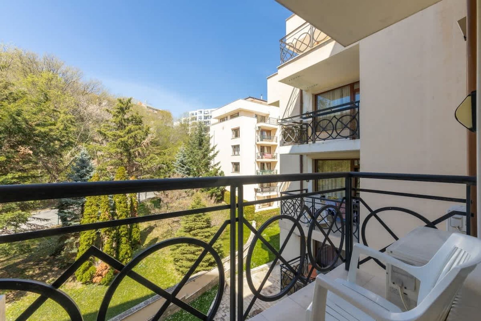 Golden Sands: 1BD Retreat with Free Parking Space - Photo 7