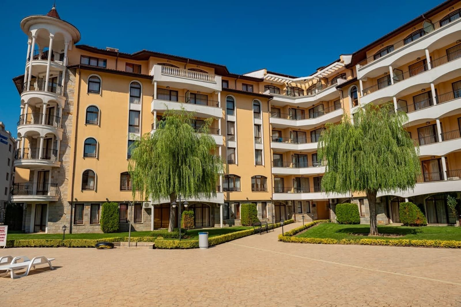 Cozy Apartment with Balcony  Royal Sun - Photo 3