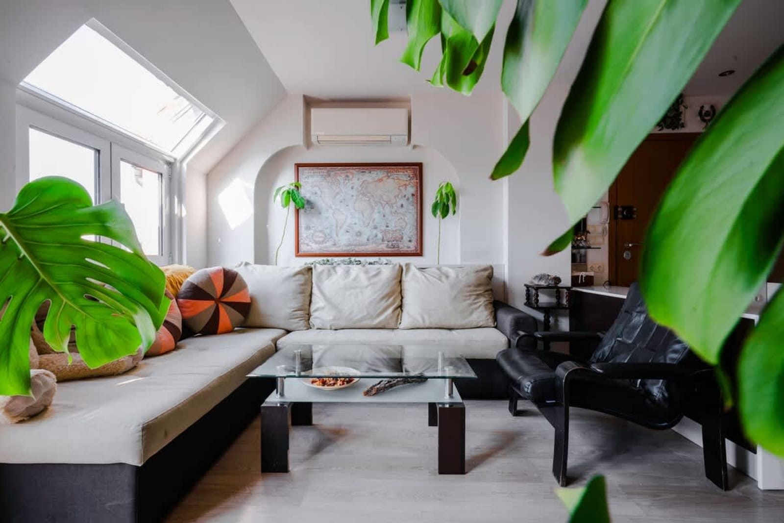 Spacious 2BD Flat with Secure Free Parking - Photo 2