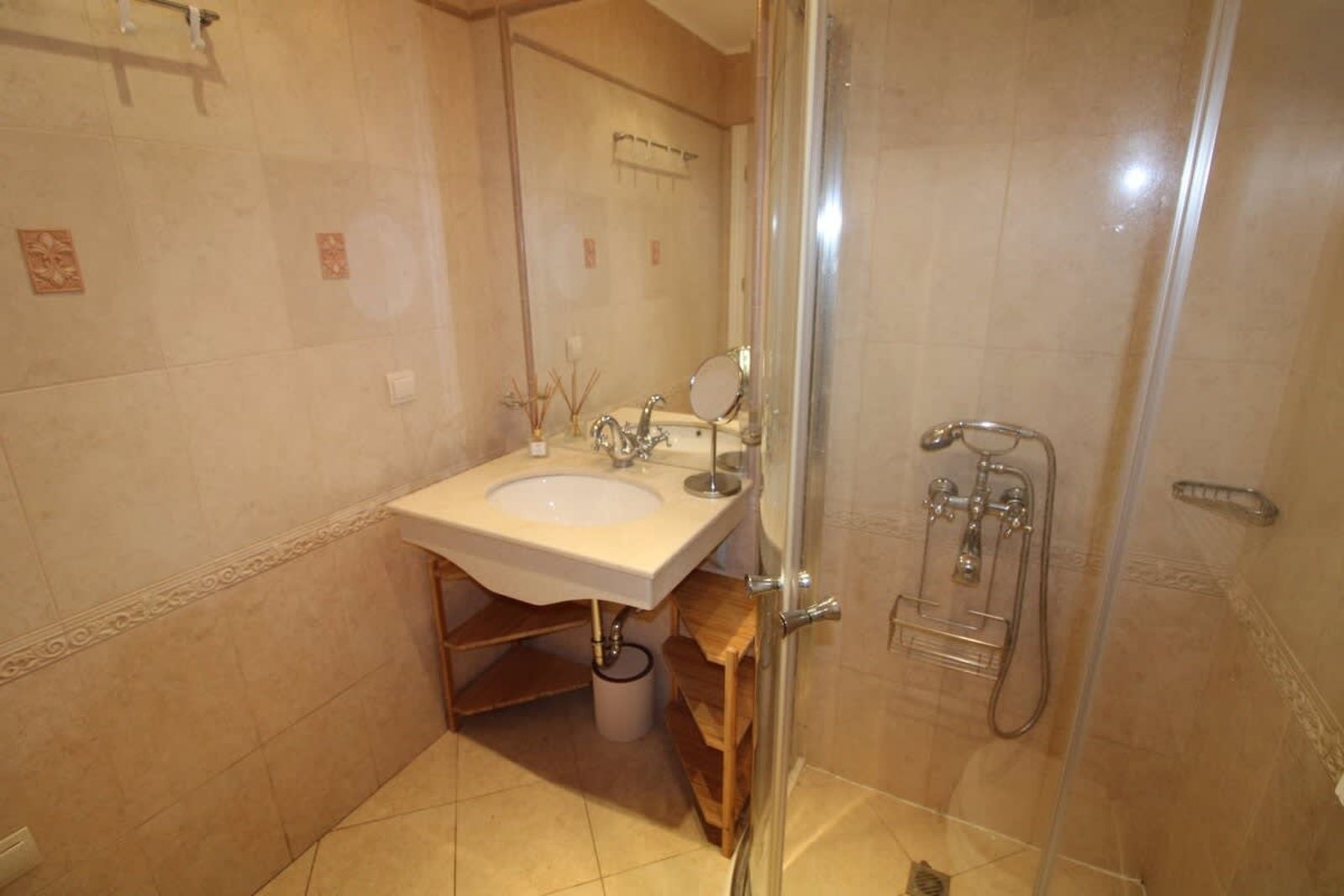 Cozy 2 bedroom apartment in Flores Garden - Photo 27