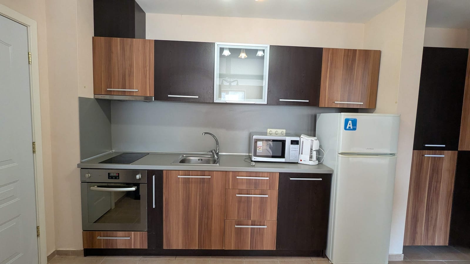 Bright and Spacious Beachfront Apartment with Sea View - Photo 5