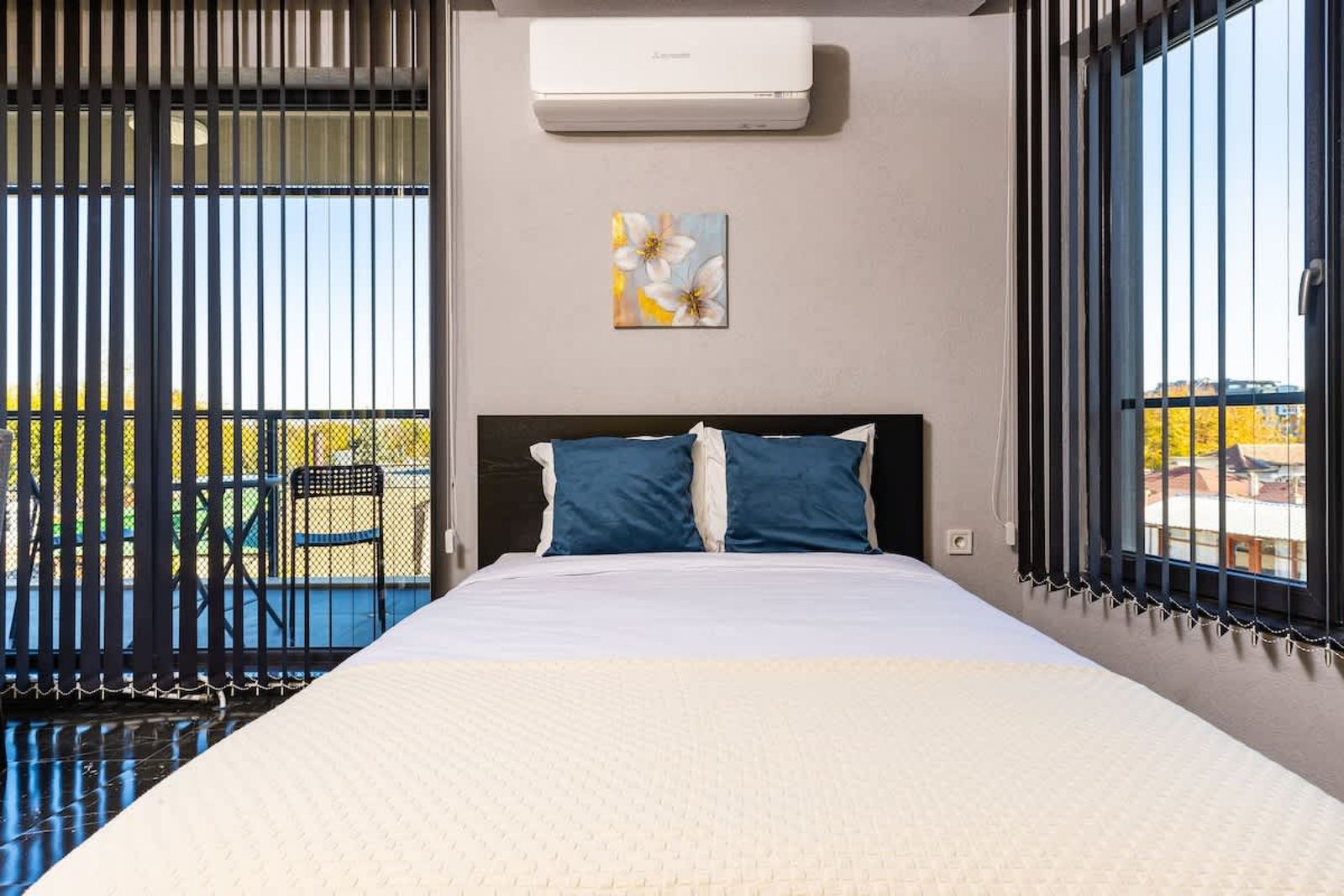 Bright Windowed Studio 10 mins to the City Centre - Photo 3