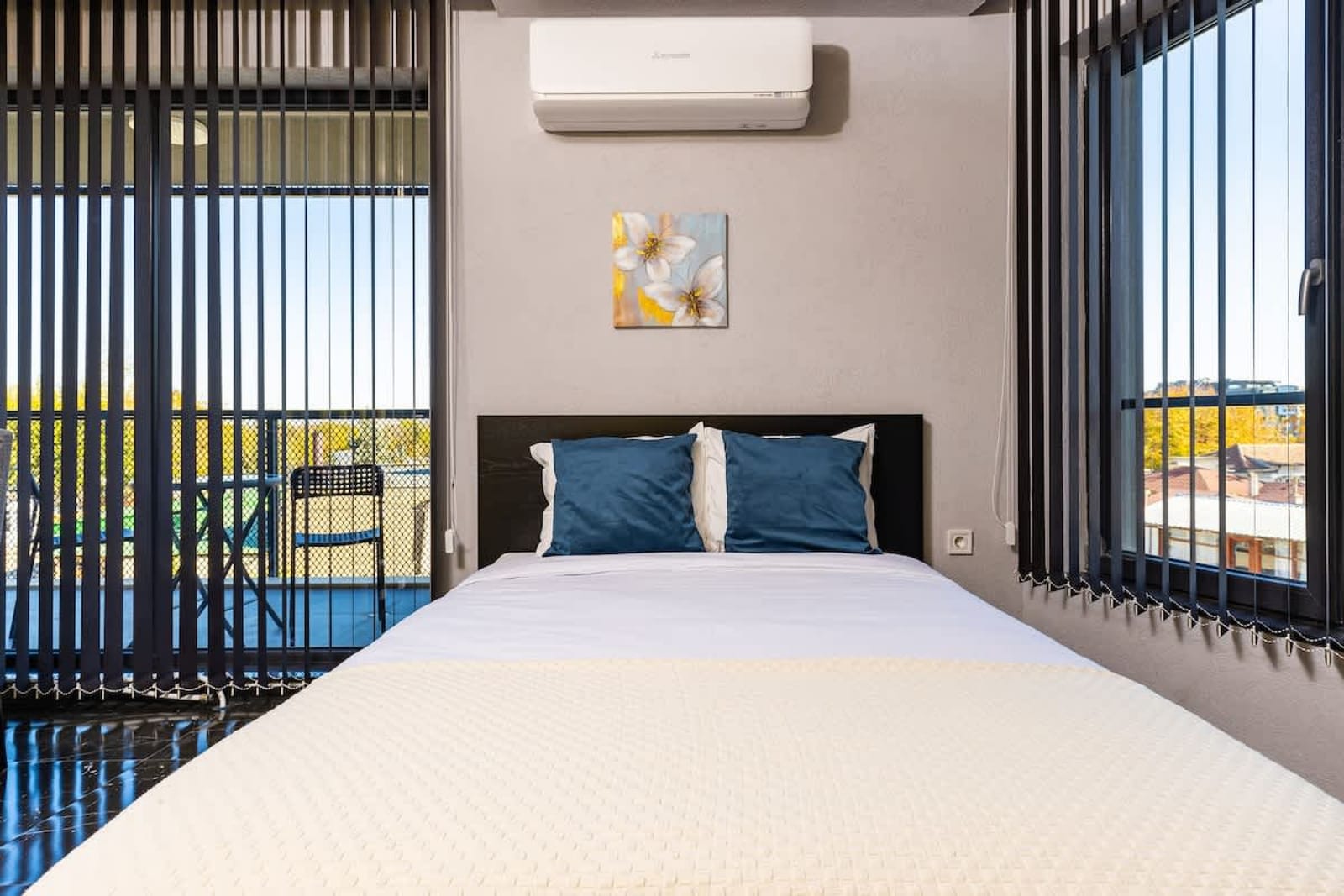 Bright Windowed Studio 10 mins to the City Centre - Photo 3