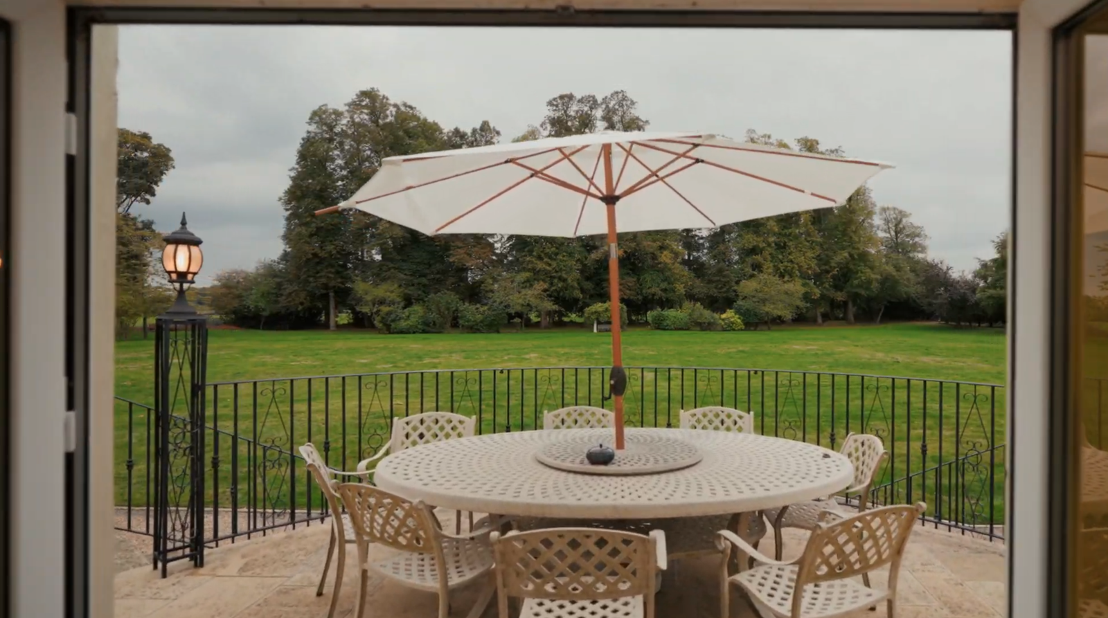 Elegant Regency estate with a private lake and indoor pool, quirky details - Photo 16