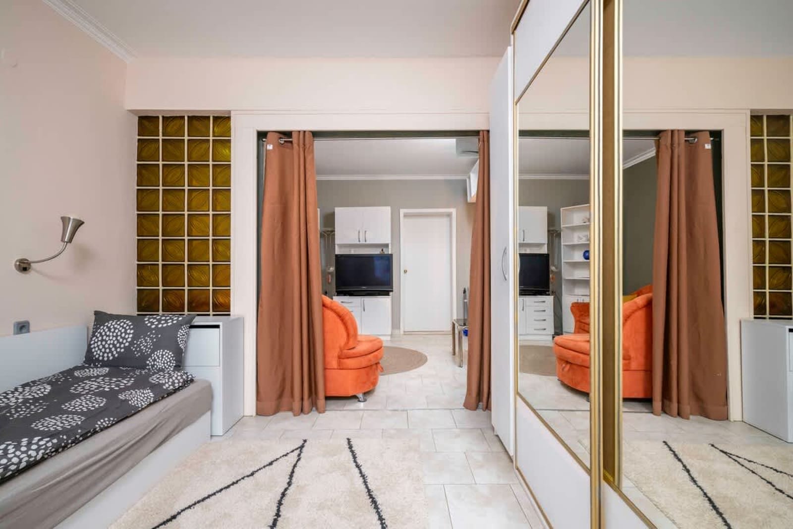 Cozy Apartment near Vitosha Street - Photo 9