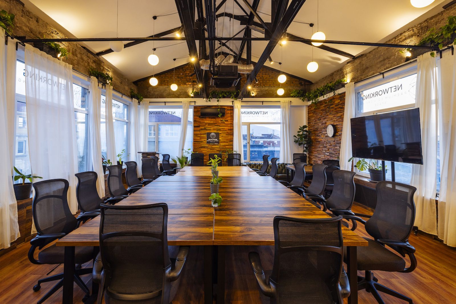 Cinematic modern co-working space in Sofia - Photo 12