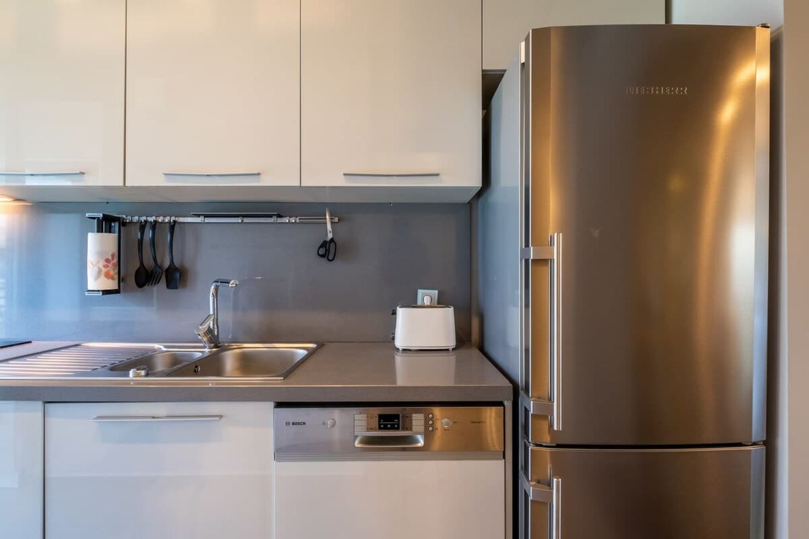 Spacious &amp; Modern 2BD/2BA Flat | Prime Location - Photo 13