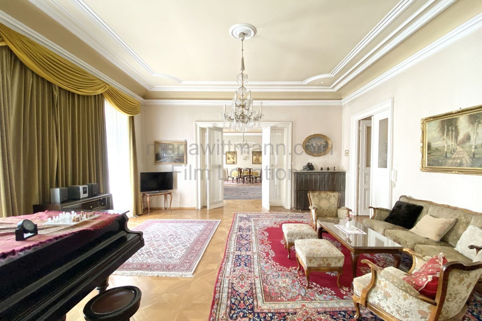 Classic Grand Apartment with Connecting Period Drawing Rooms - Photo 3