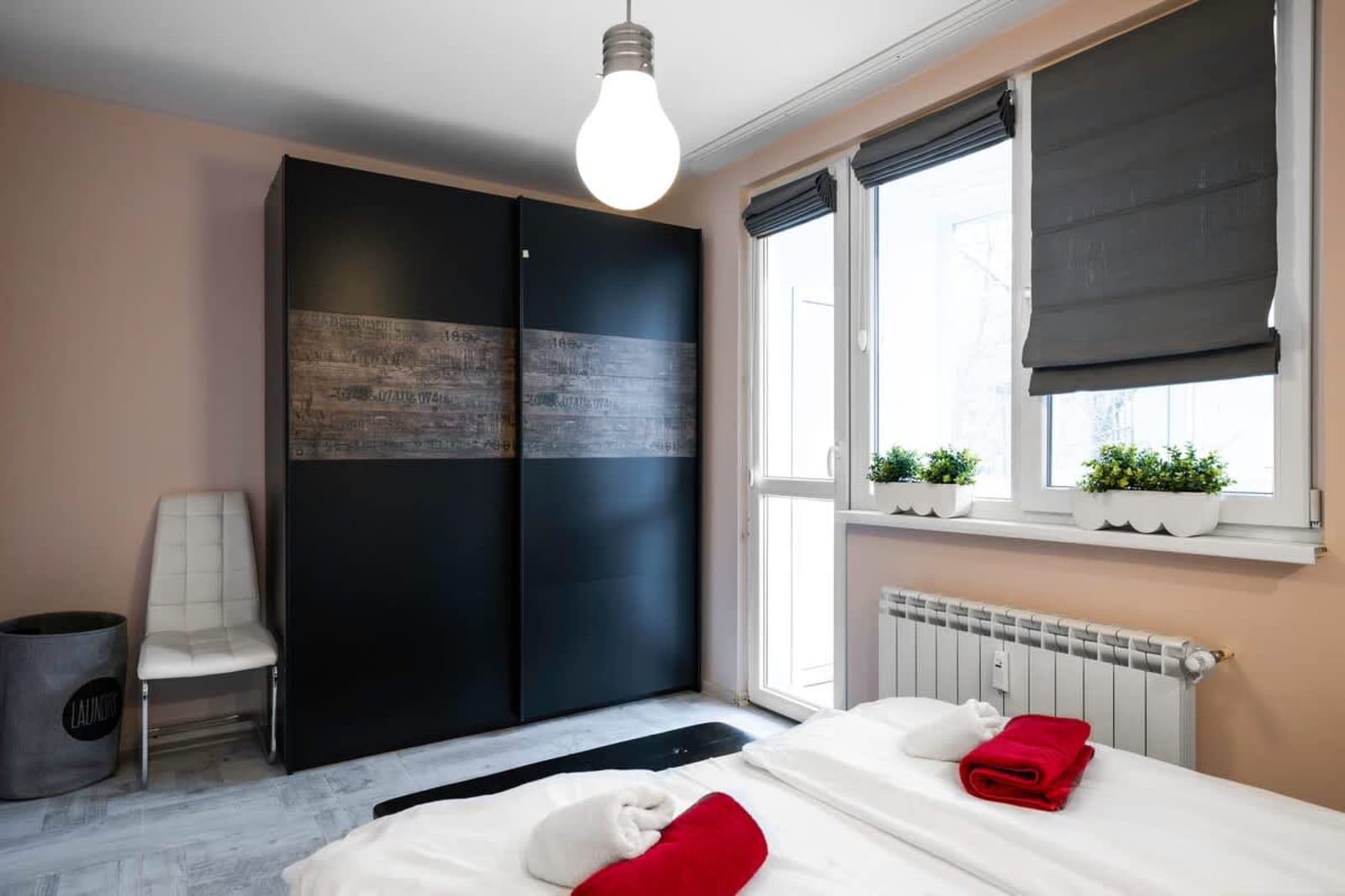 Bright &amp; Central 1BD Flat - Dedicated Work Space - Photo 11