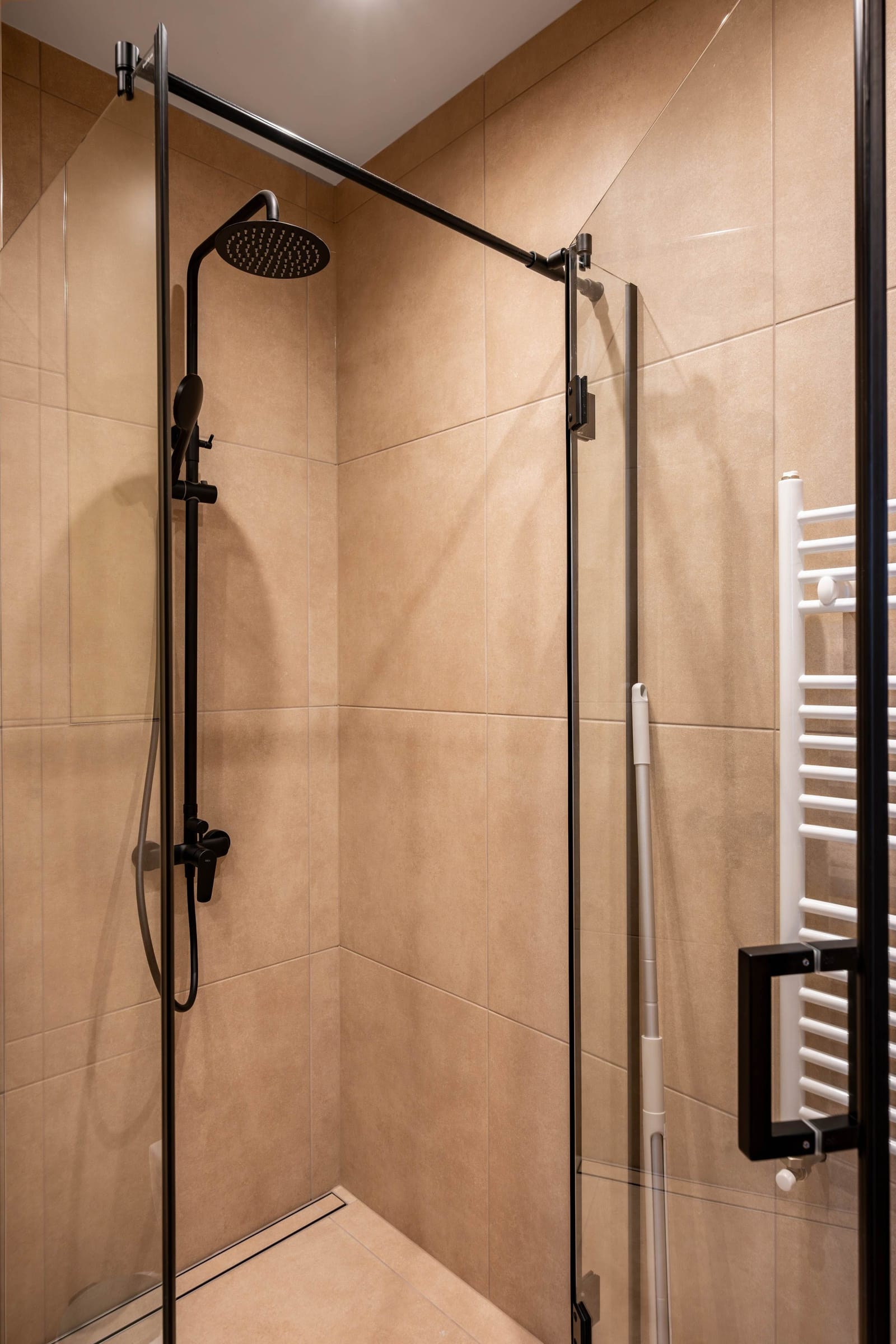 Spacious 2BR Apartment - Modern Design - Photo 27