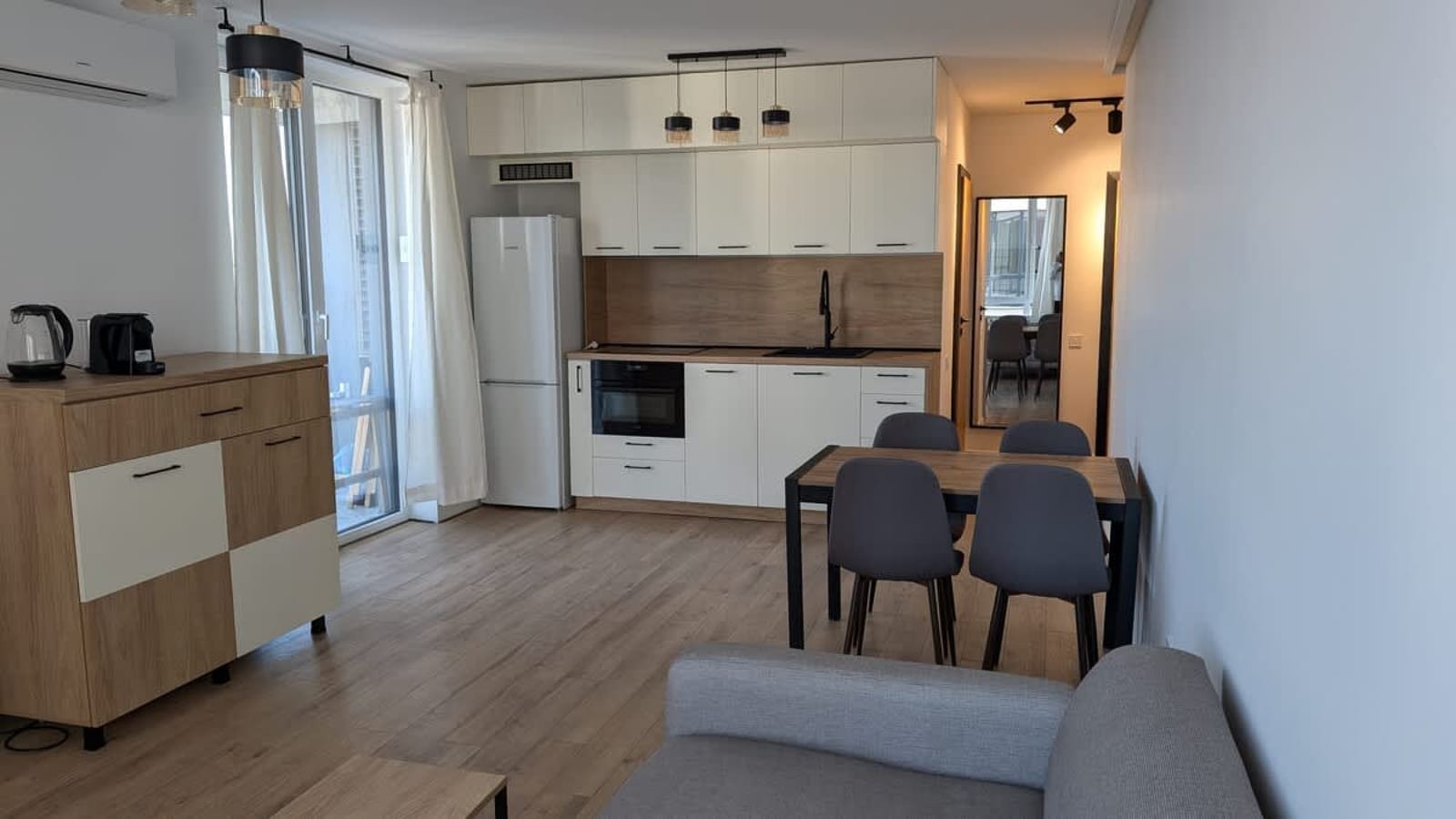 Stylish Living in Kompleks Reina - 1BD with desk - Photo 4