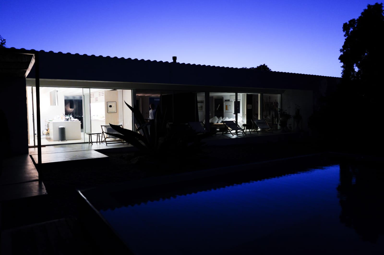 Casa da Volta — Contemporary Walled Villa with Courtyards &amp; Exceptional Natural Light - Photo 33