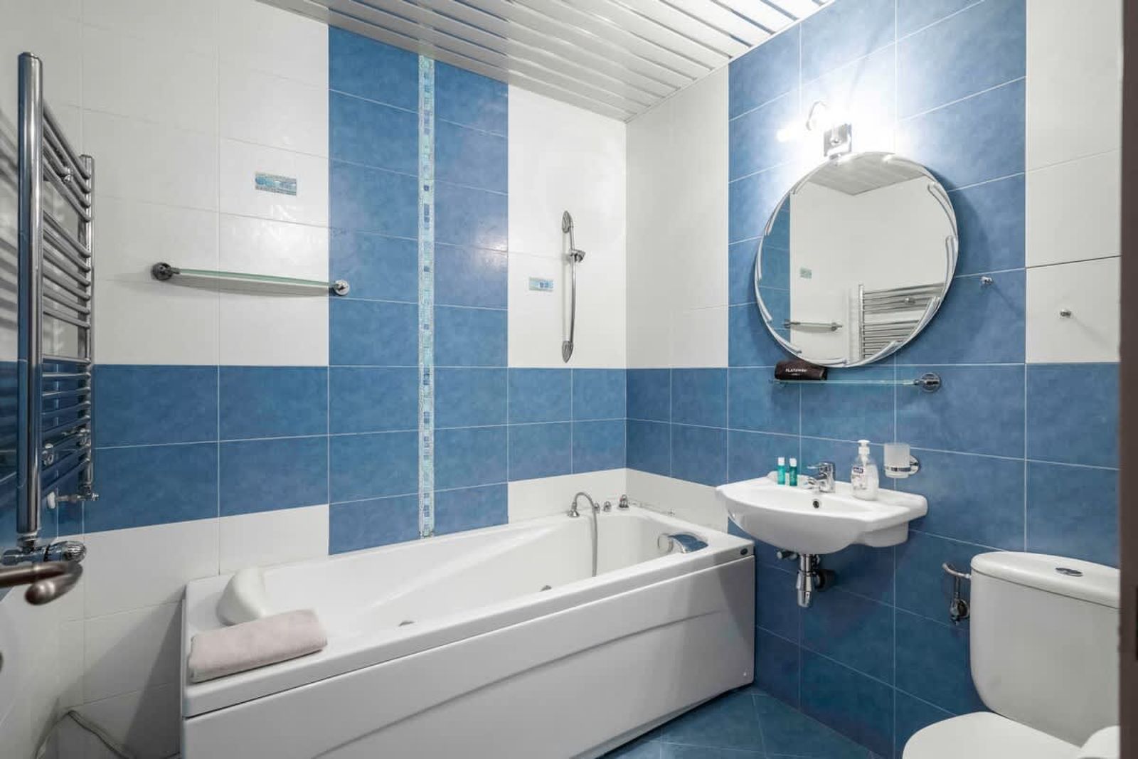 Vintage and Cozy 2BD/2BA Flat in Prime Location - Photo 17