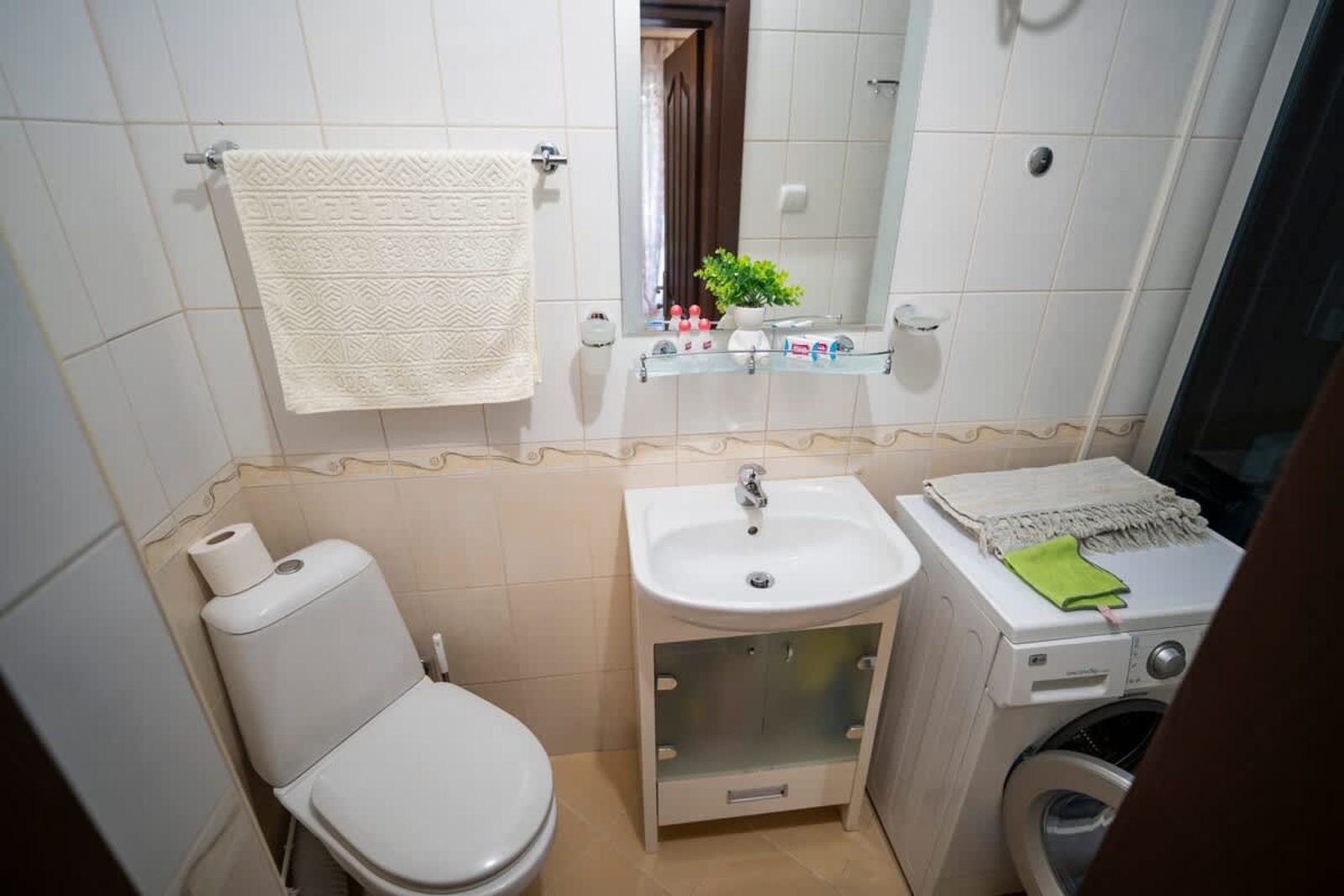 The Family Courtyard - Very LARGE 2BD Apartment - Photo 22