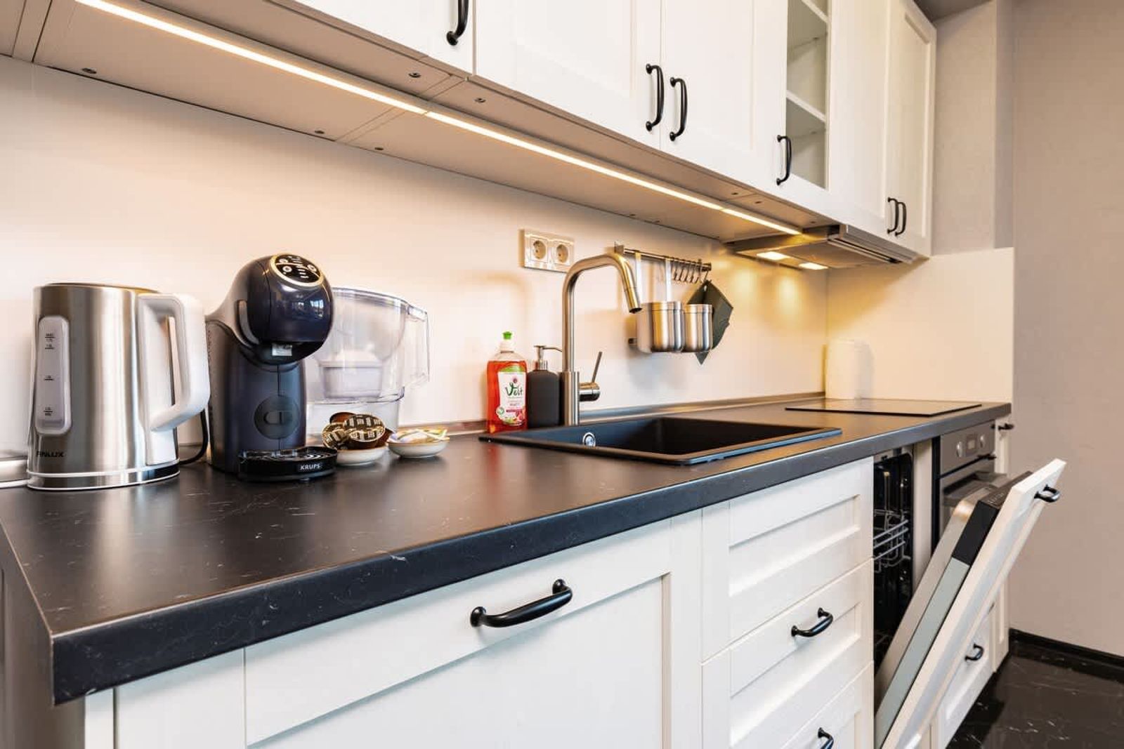 Bright Windowed Studio 10 mins to the City Centre - Photo 12