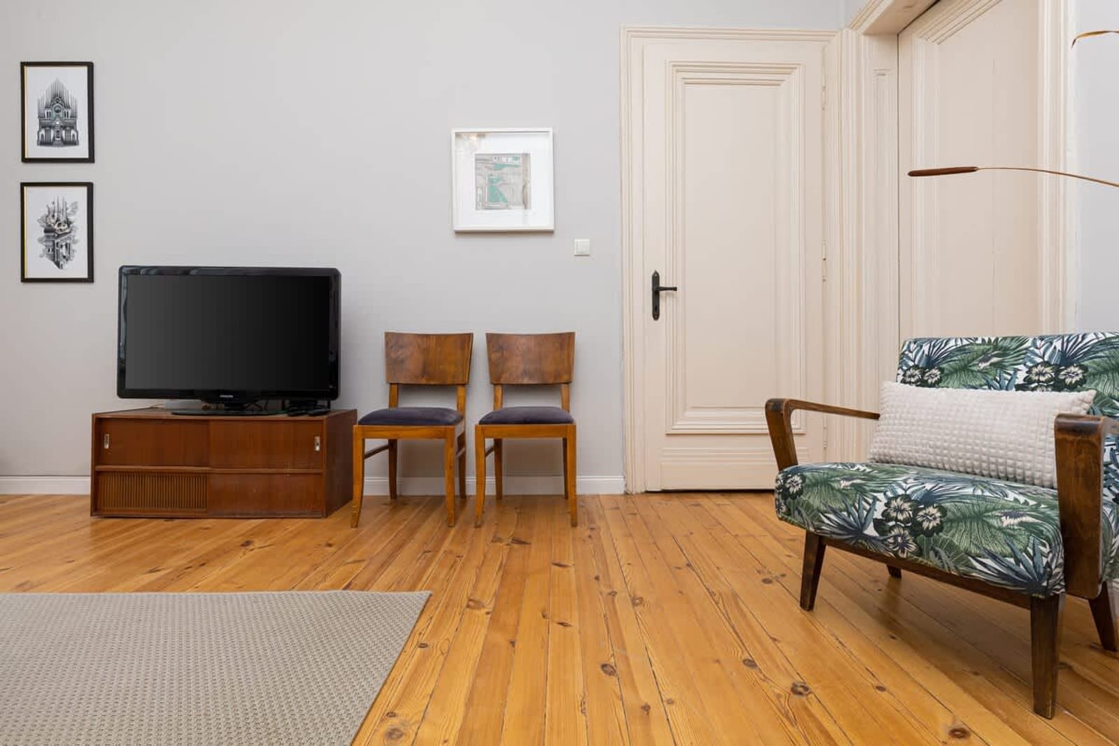 The Old Town Vintage 2-Bedroom Jewel - Photo 9