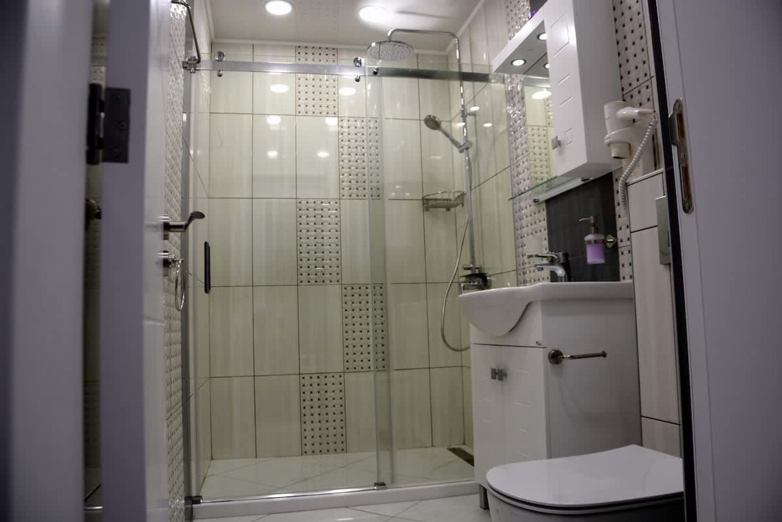 Unbeatable Location: New Lux Apartment Varna beach - Photo 39