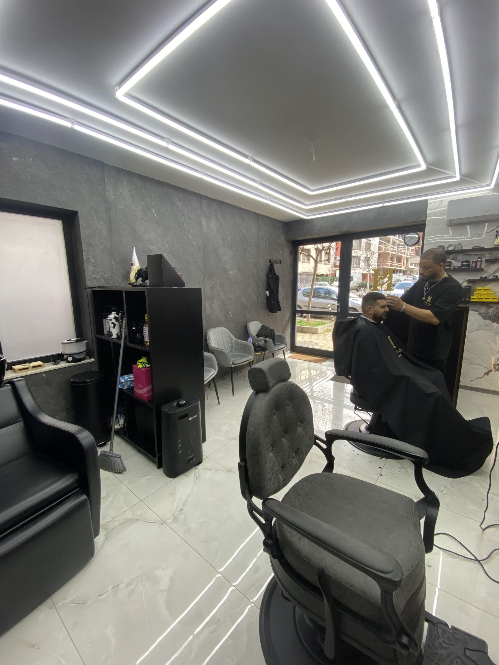 Modern Barbershop Studio - Photo 2