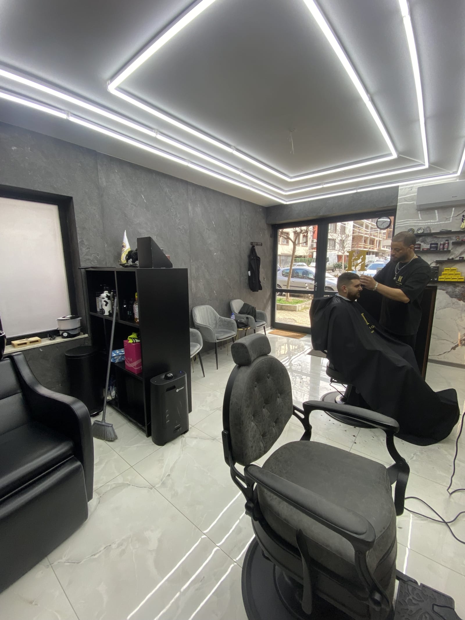 Modern Barbershop Studio - Photo 2