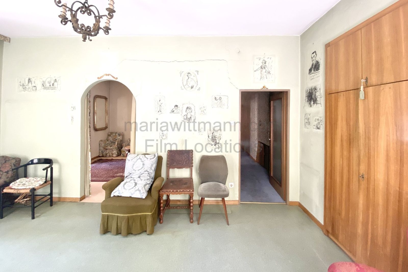 Period Apartment with Vintage Interior and Floral Motifs - Photo 12