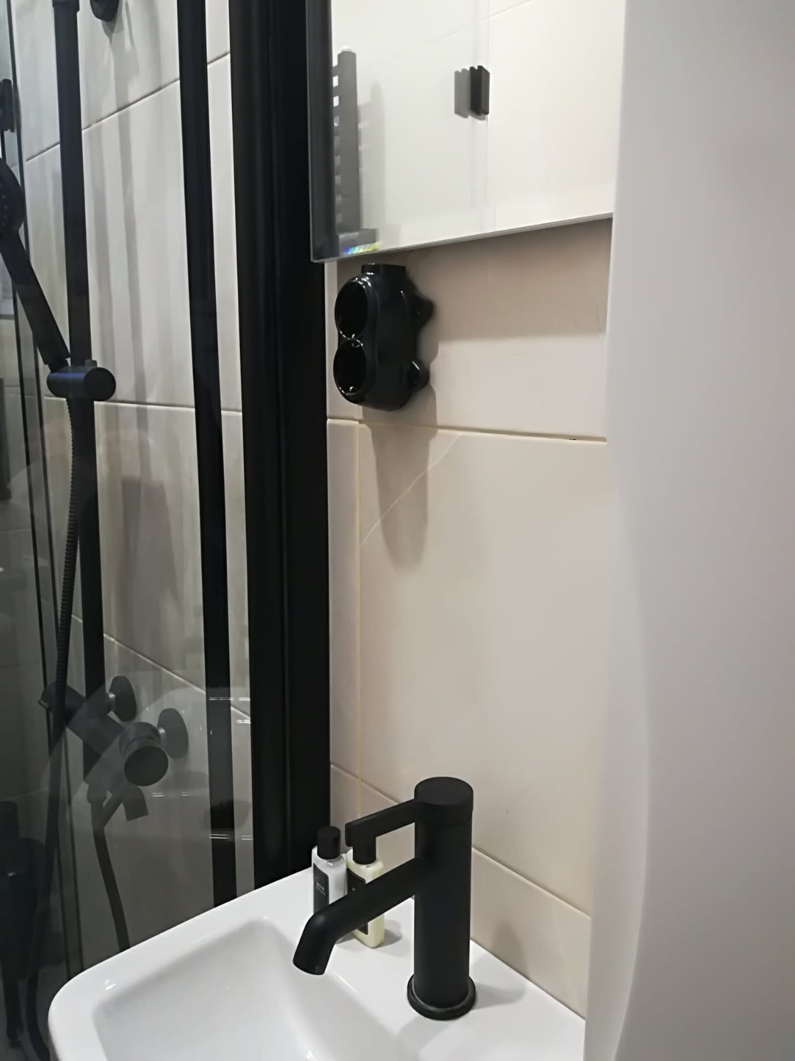 Urban Comfort: Central 1BDR near - Photo 28