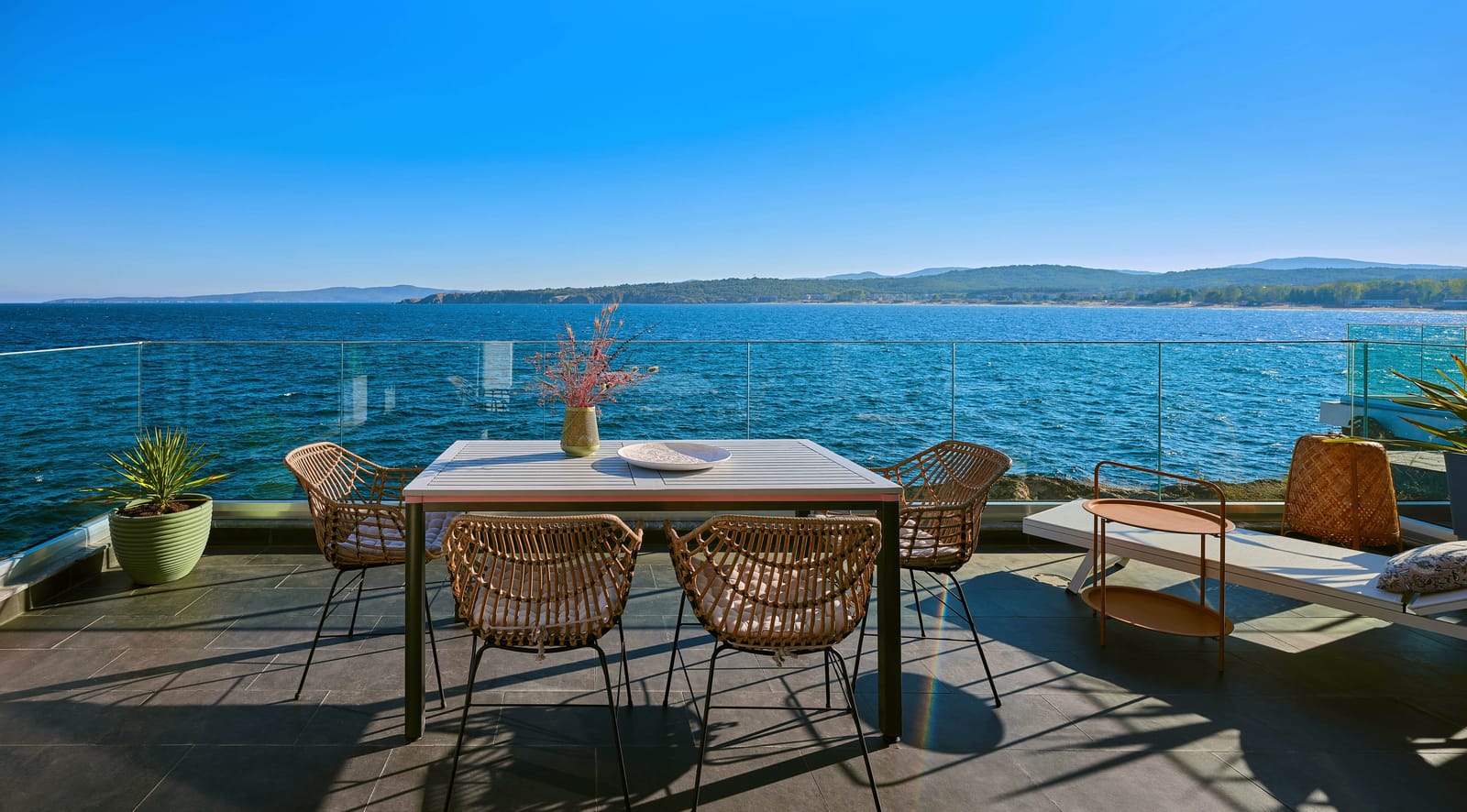 Loft-Style Studio Apartment on the Beach - Photo 13