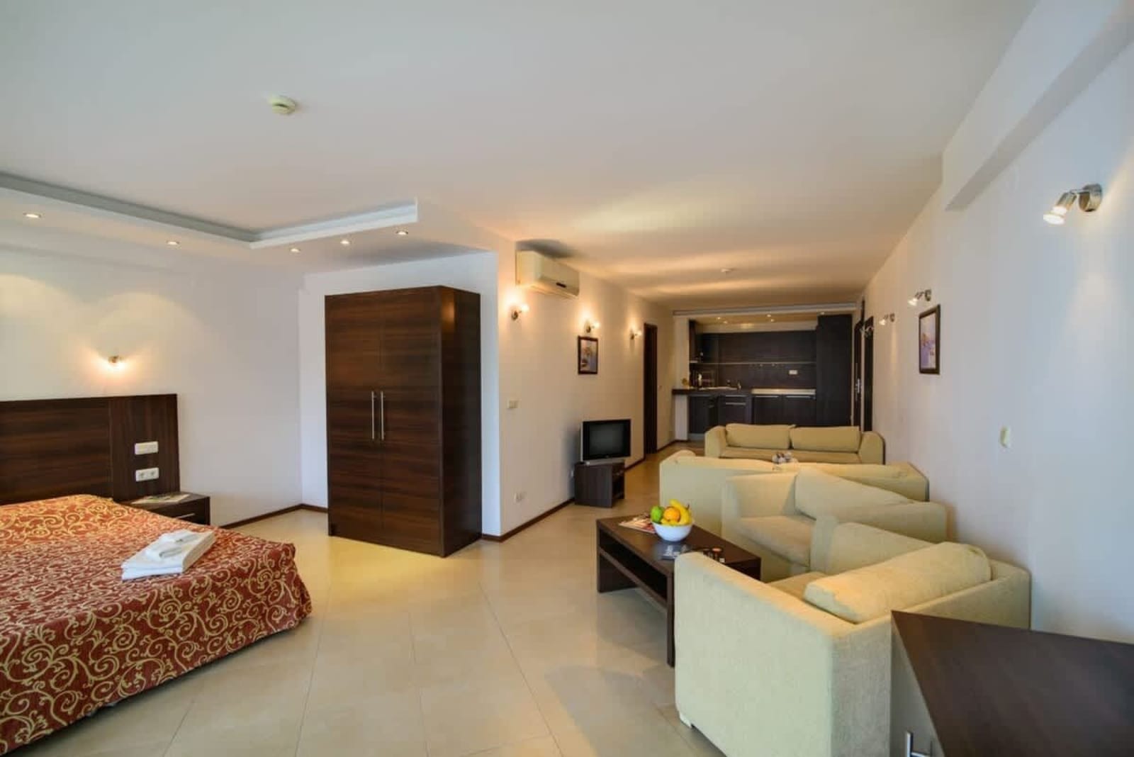 Marina City  Studio with Balkony &amp; Desk - Photo 12