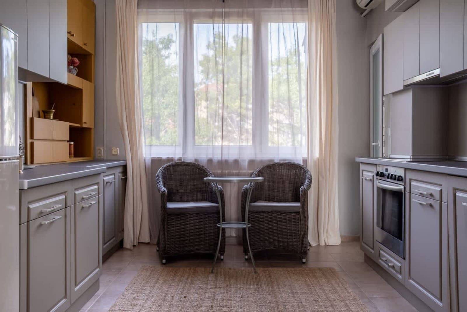 Retro-Chic 1BR Apartment next to Vasil Levski Blvd - Photo 6