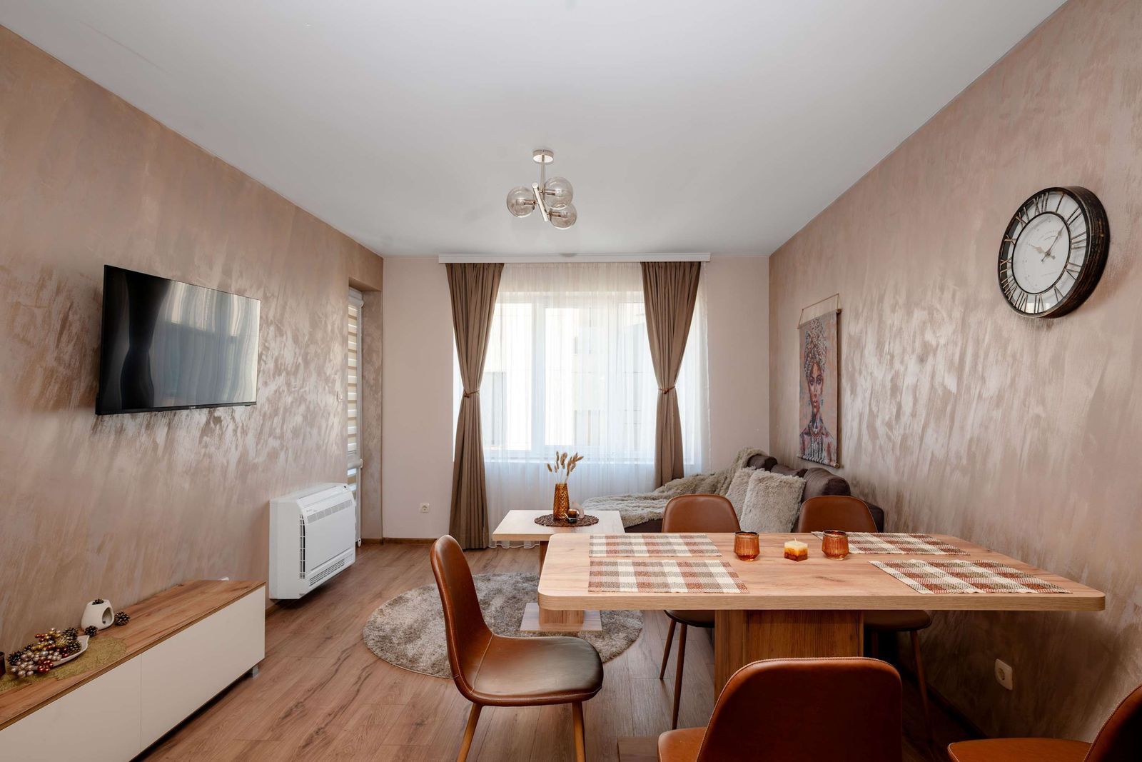 Warm &amp; Spacious Stay with Balcony - Photo 9