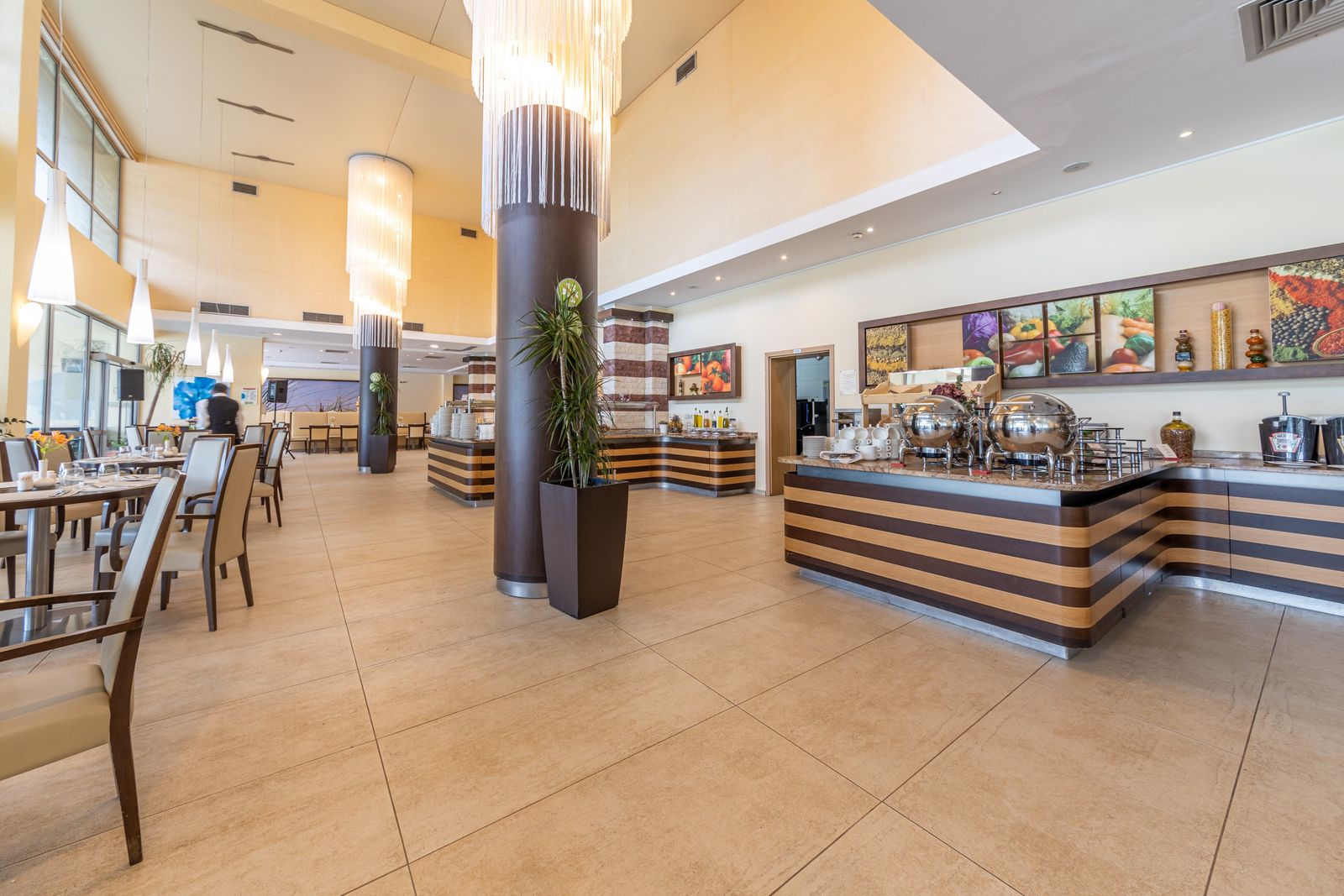 Cozy Restaurant in the Flamingo Grand Hotel - Photo 21