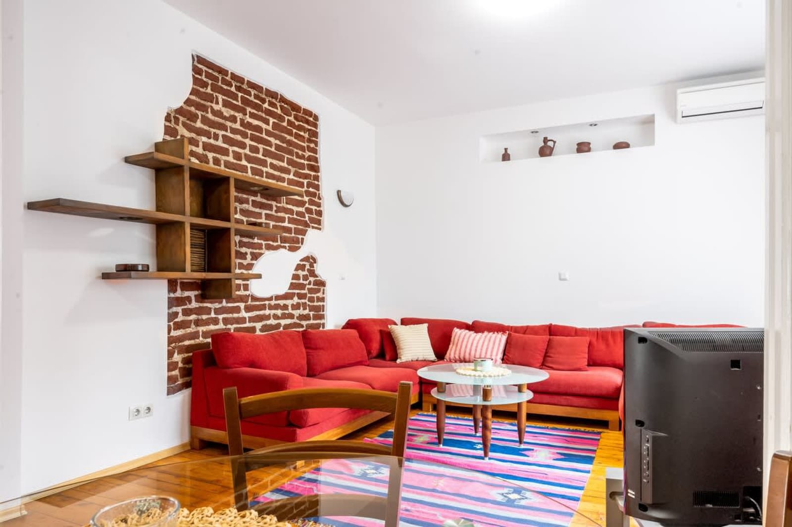 Sofia's Vintage Gem: Spacious 2BD Flat on Solunska - Photo 6