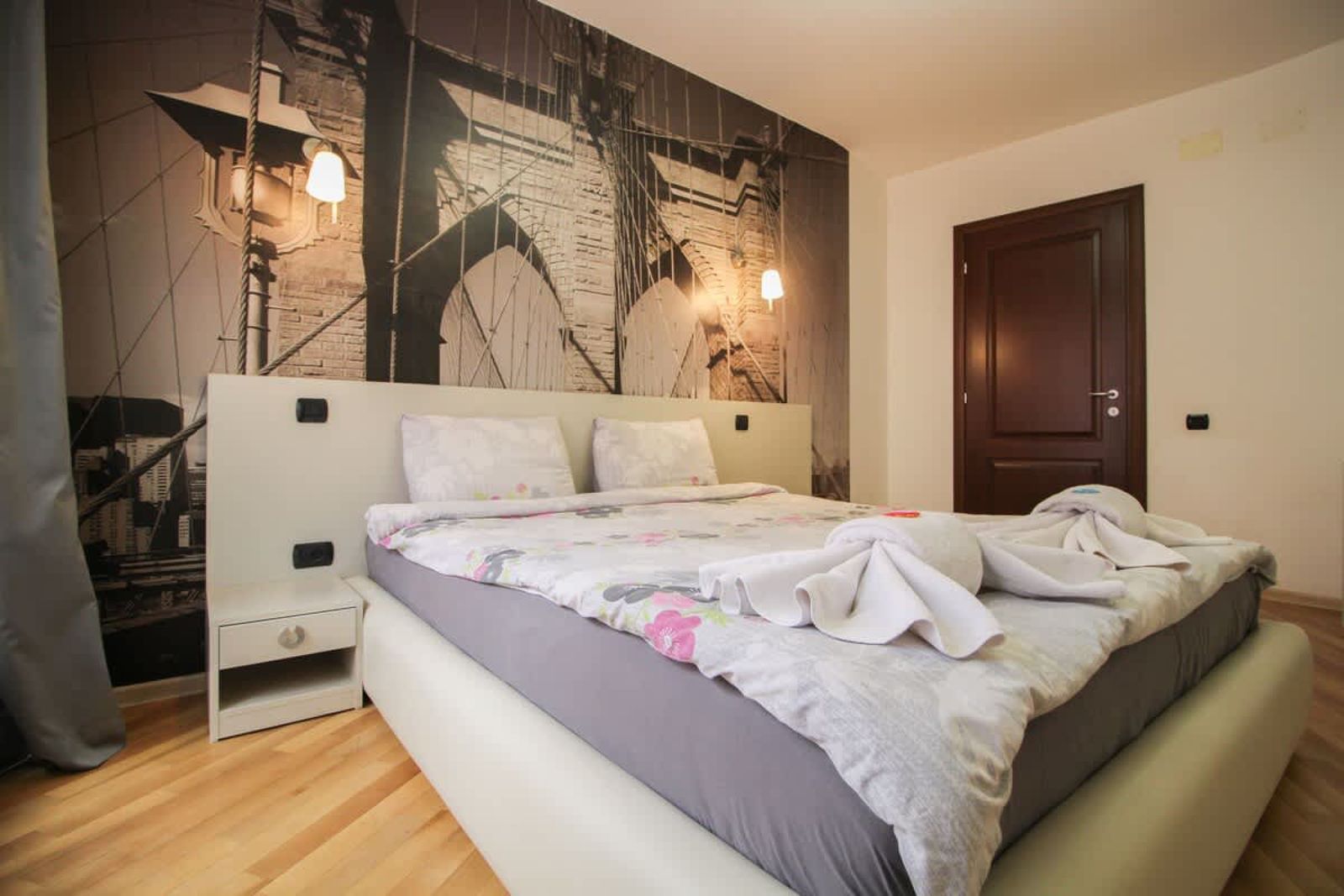 Trendy &amp; Deluxe Apartment - Photo 16