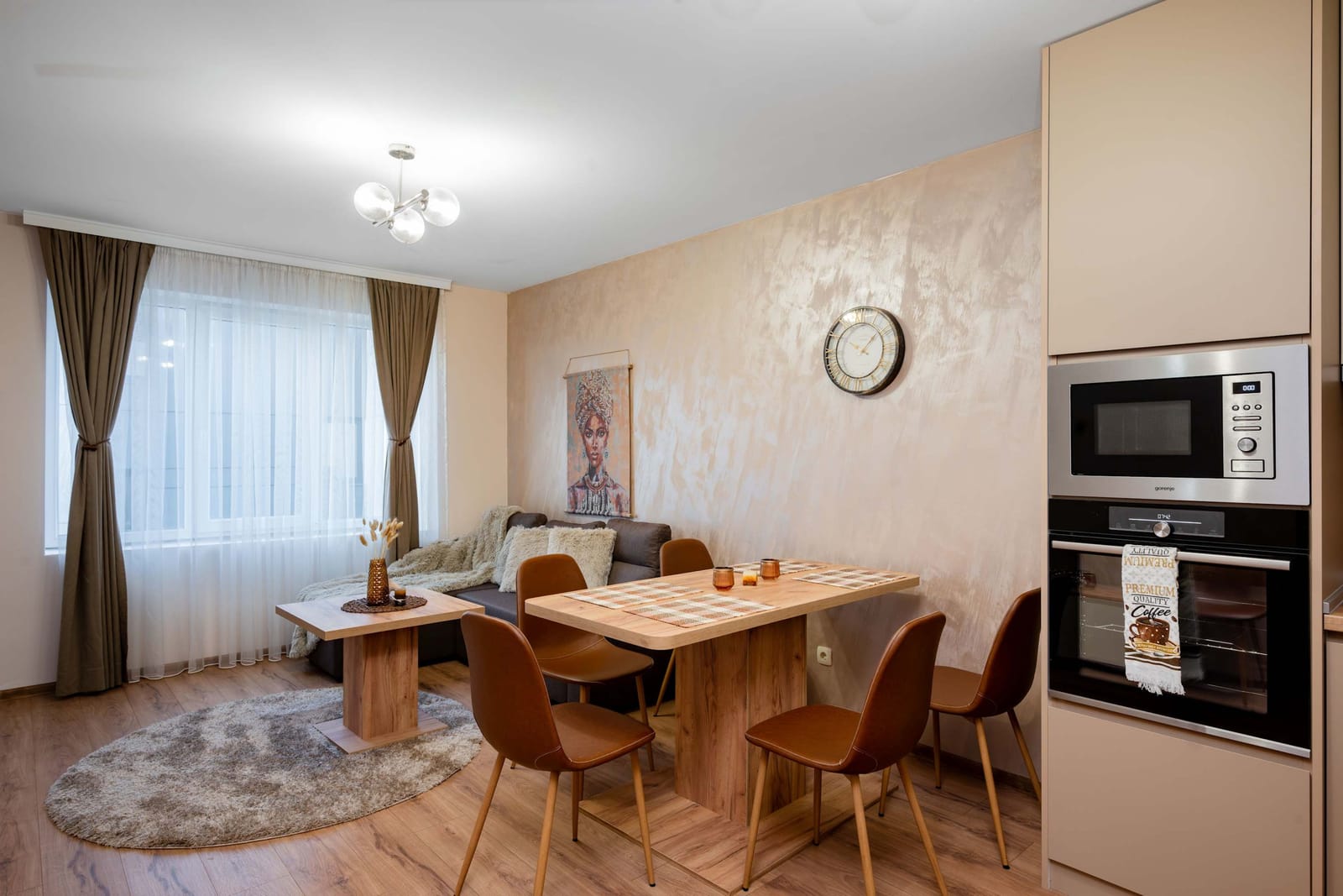 Warm &amp; Spacious Stay with Balcony - Photo 10