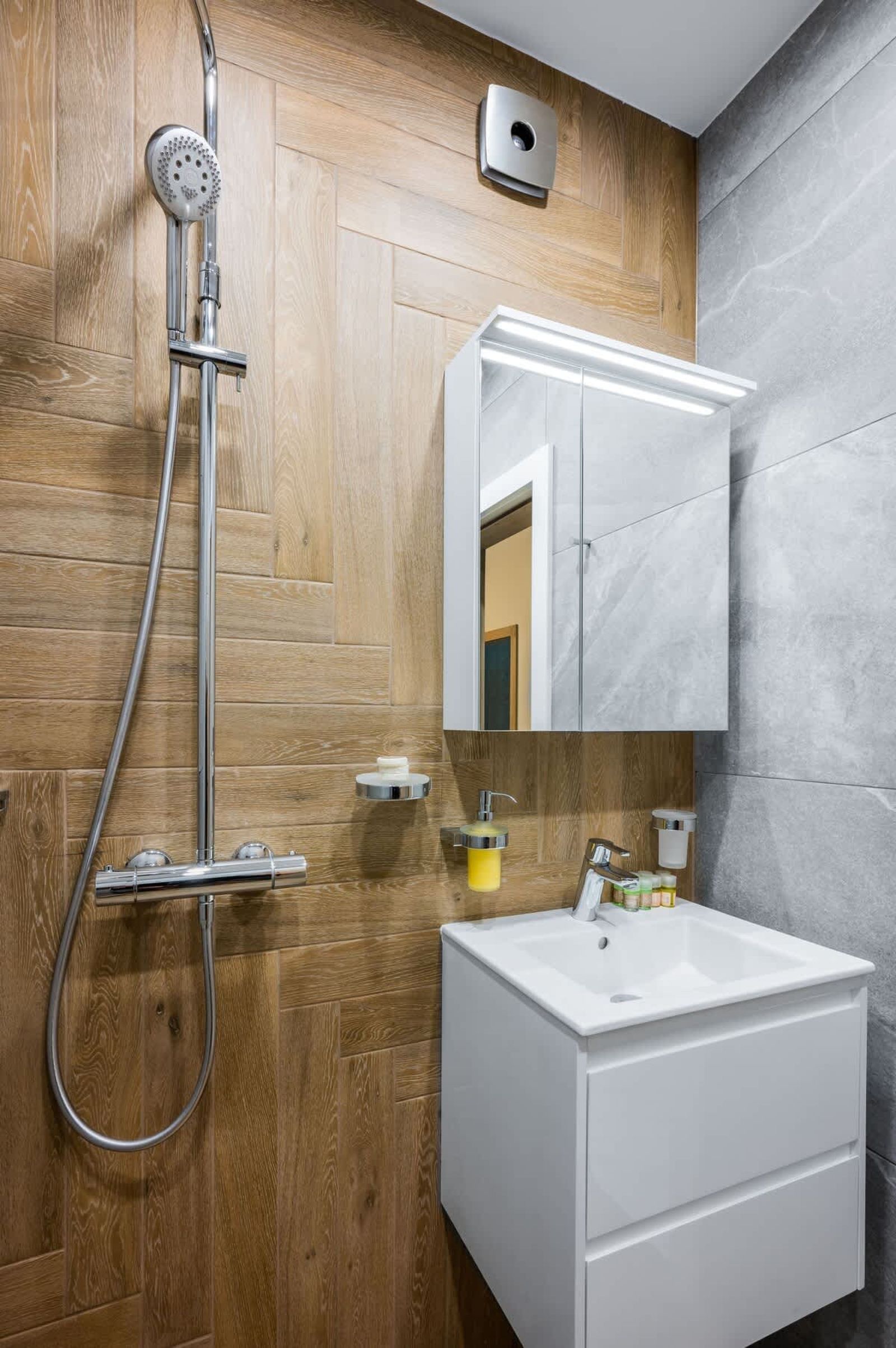 Marble Essence: 2BD Retreat in Top City Centre - Photo 18