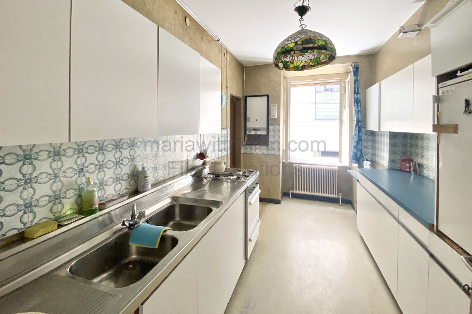Period Apartment with Vintage Interior and Floral Motifs - Photo 3