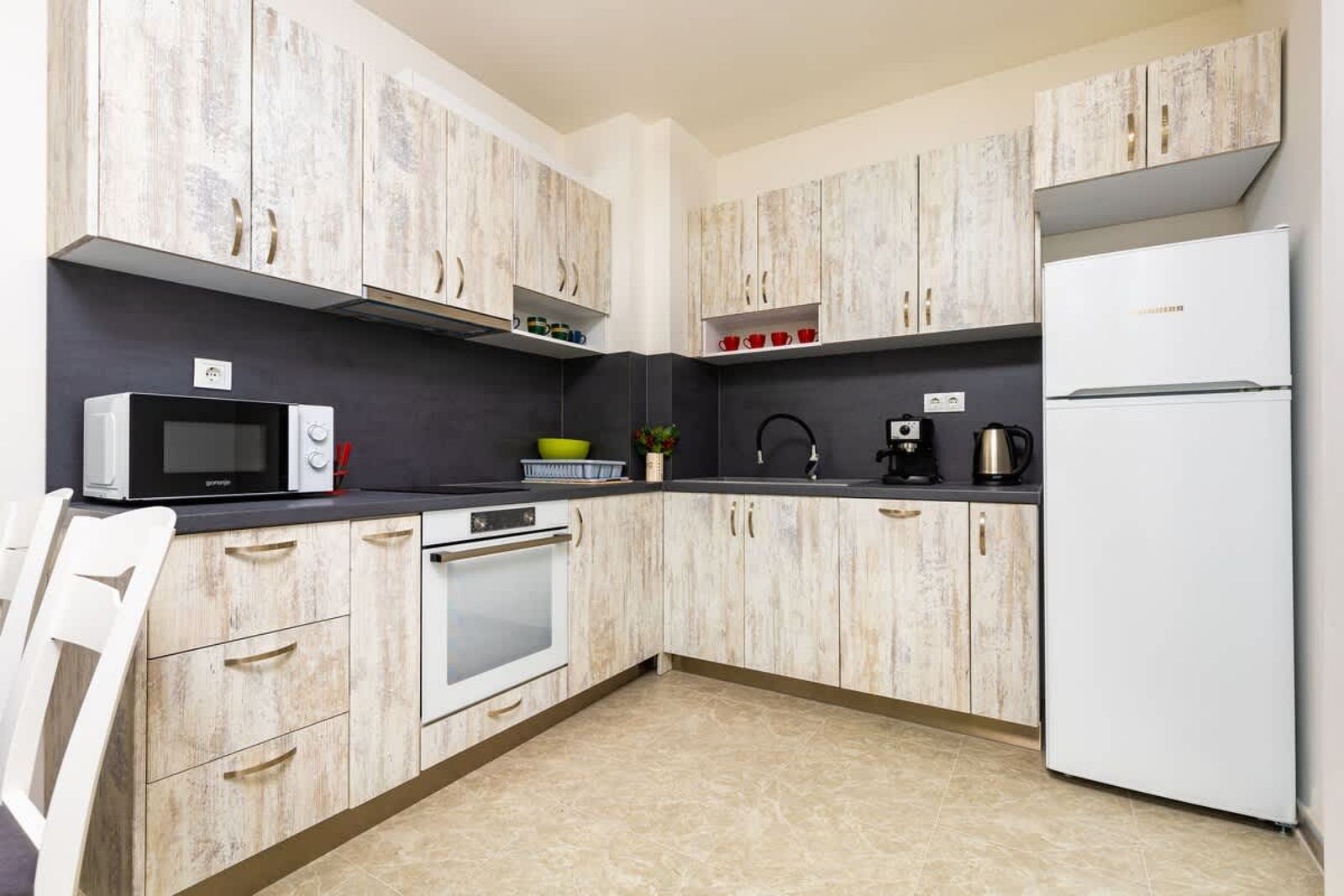 Radiant Retreat: Bright 1BD Haven in Plovdiv - Photo 2