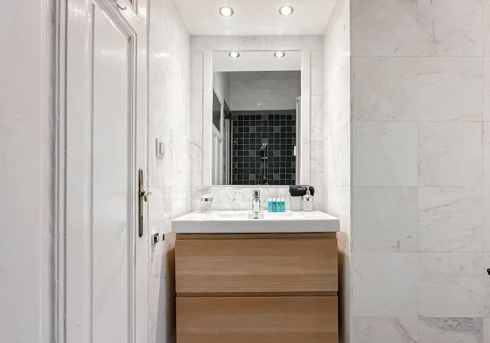 Classic Charm ~ 2BD Central Apartment - Photo 15