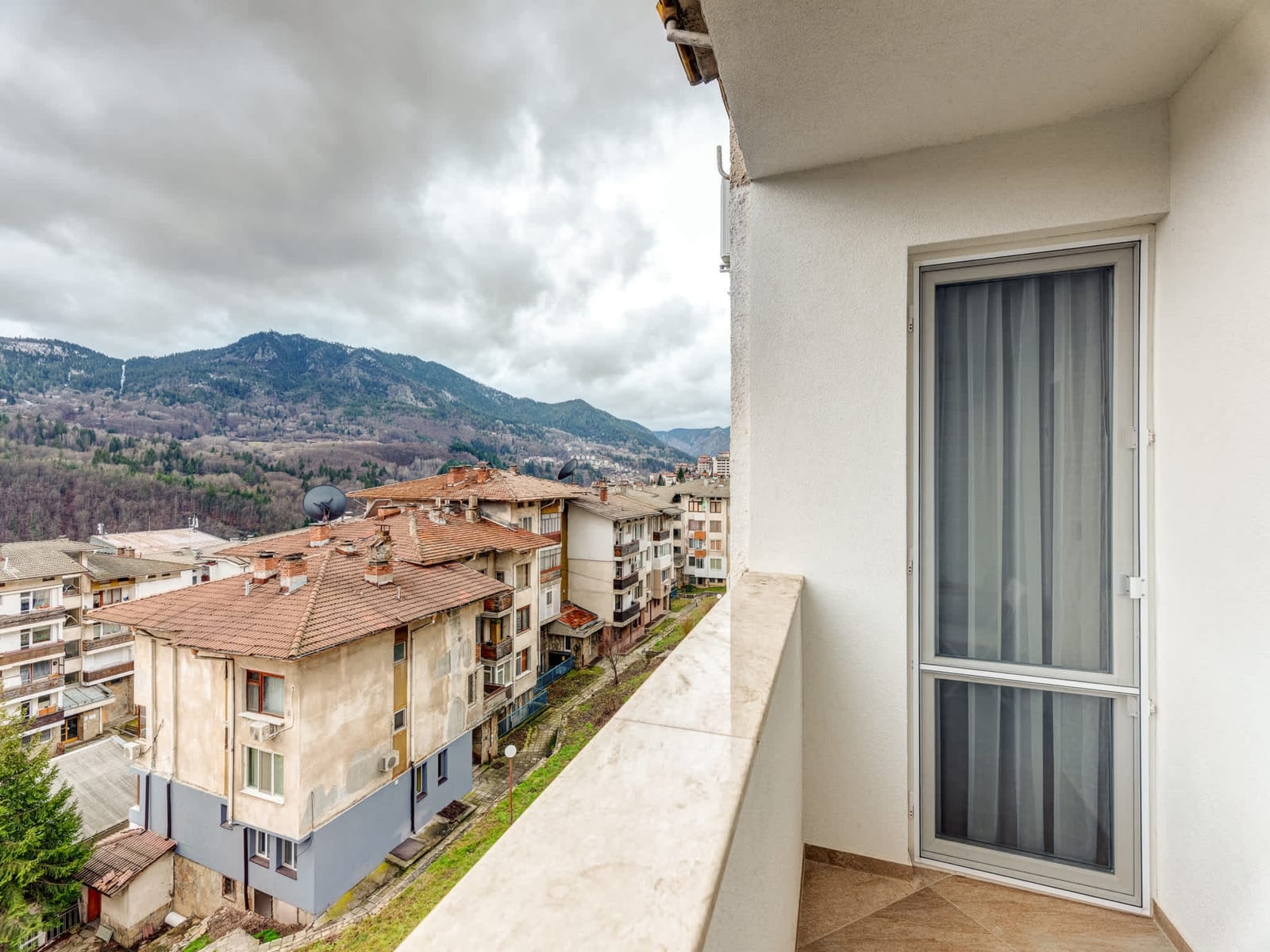 Stylish 1BR in the Heart of Town - Photo 10