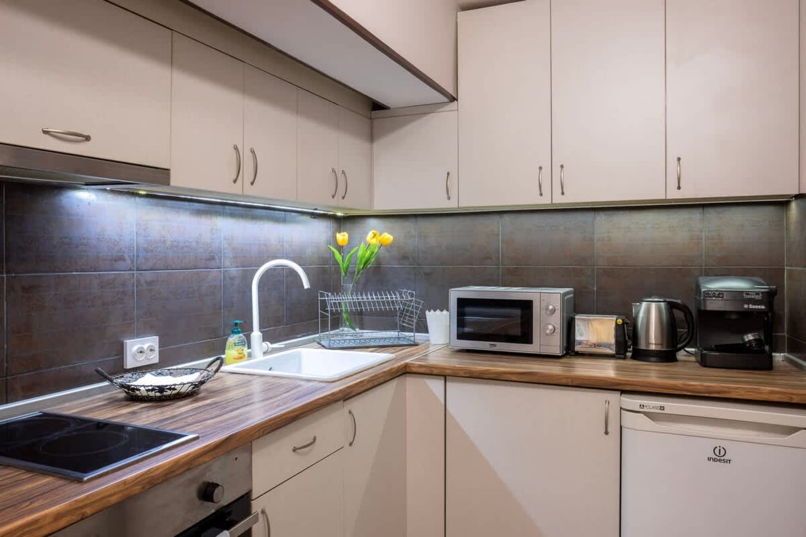 Central &amp; Beautiful Apartment - Perfect Location - Photo 13