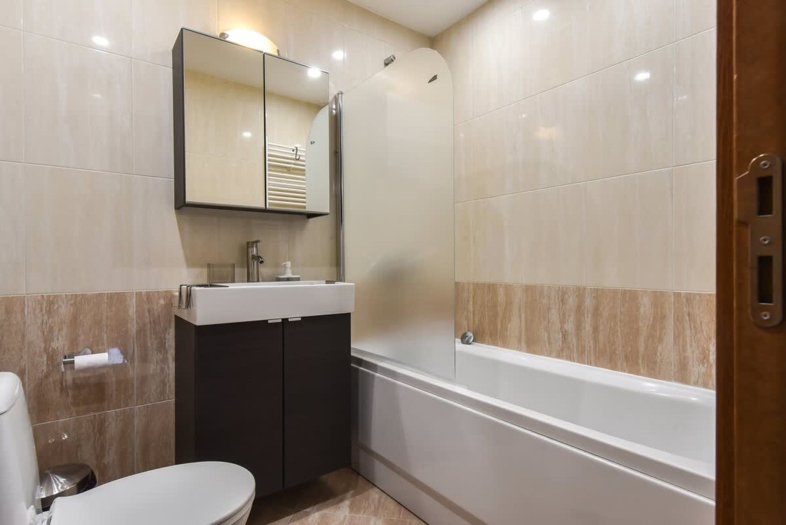 Beautiful City View Maisonette Apartment - Photo 12