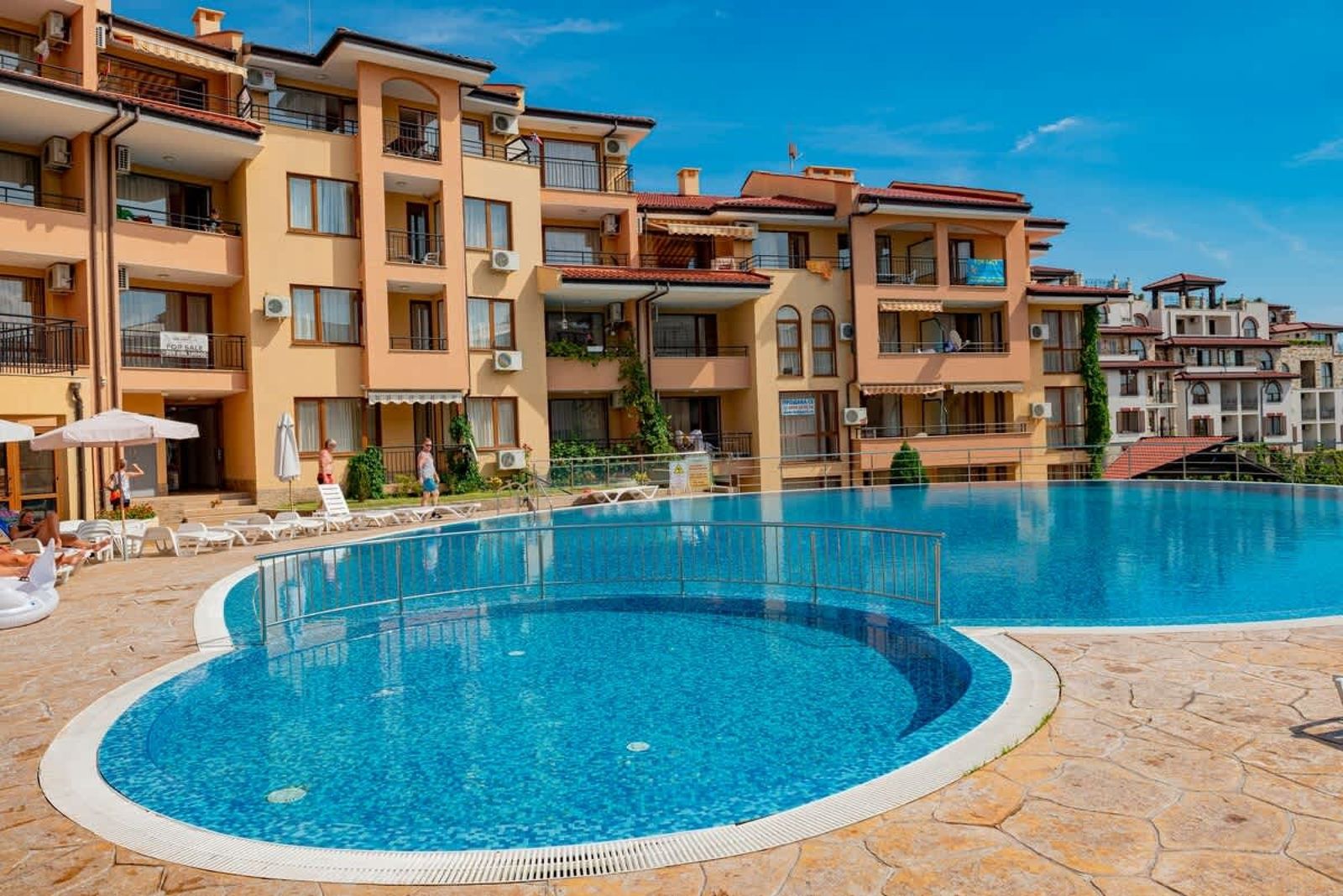 Paradise Dreams Lively Studio with pool view - Photo 27