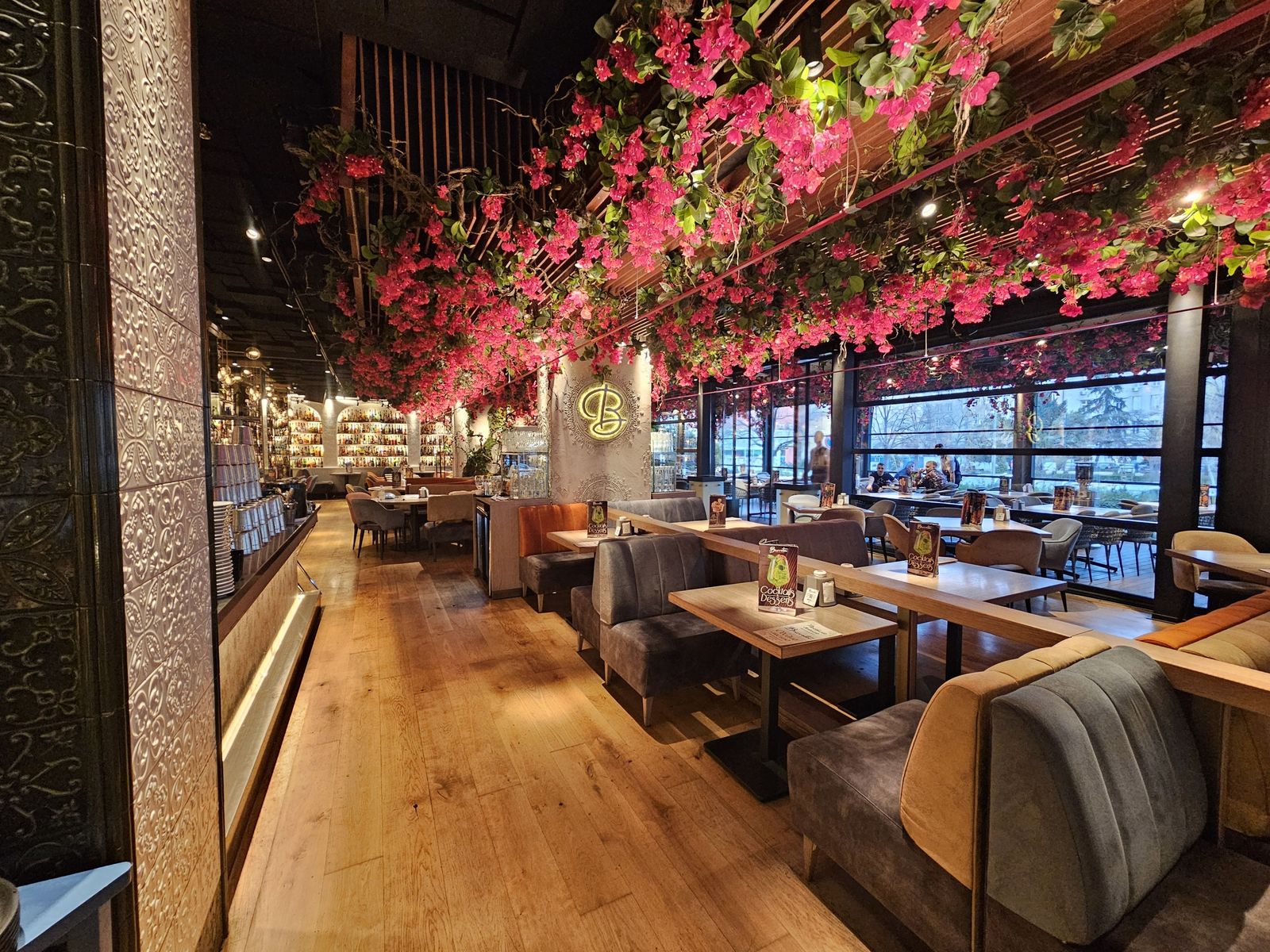 Luxuriously Romantic Restaurant in the Heart of Sofia - Photo 12